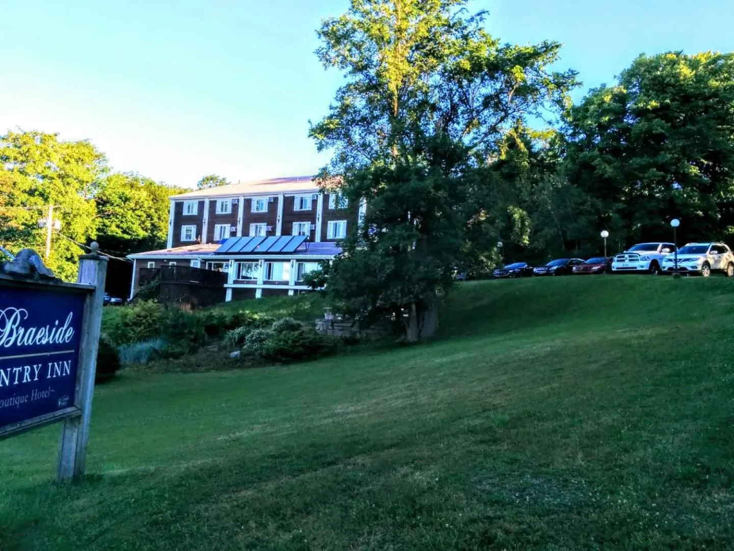 Property building in Braeside Country Inn