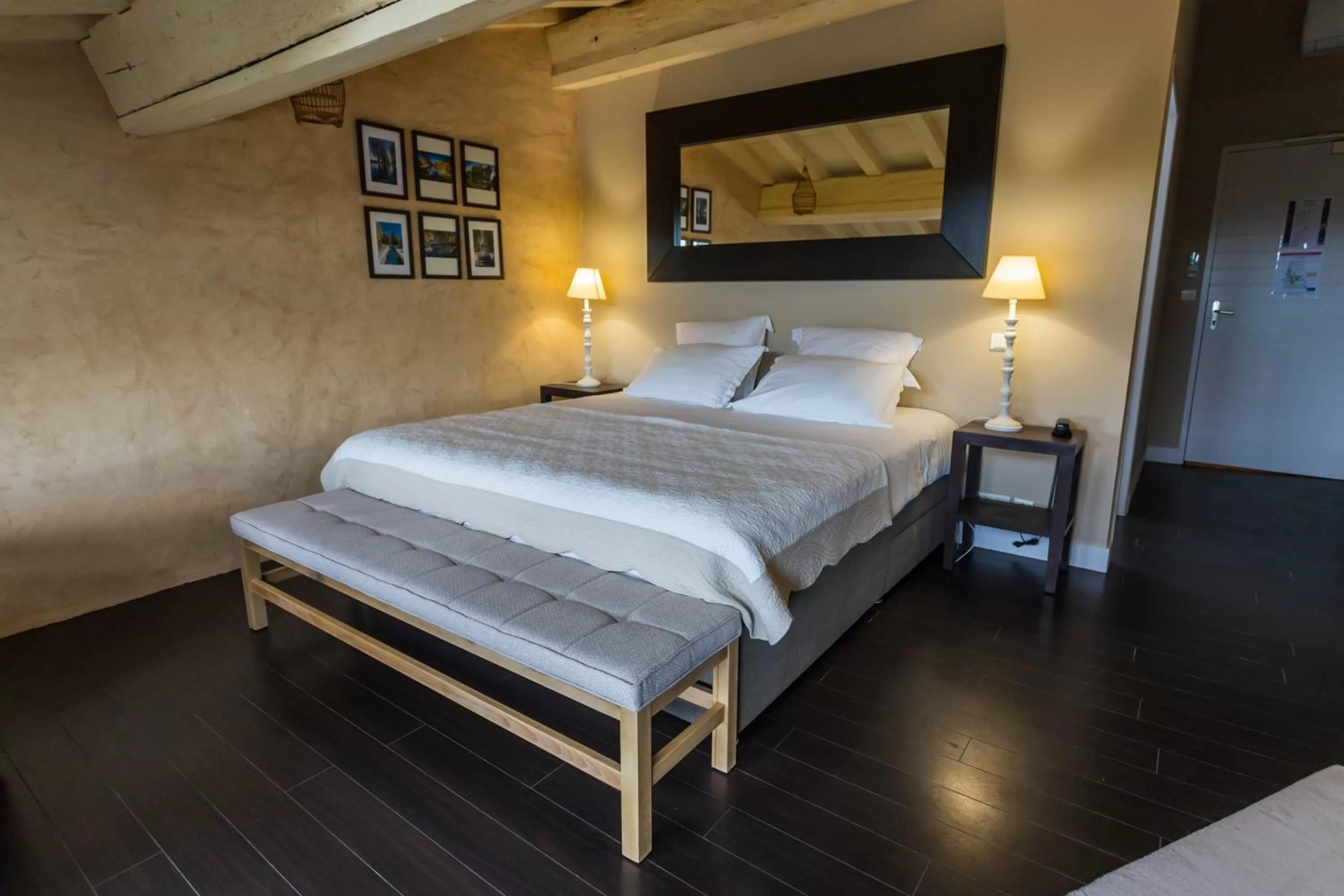 Bed in CÔTE GARONNE le BALCON DES DAMES -hôtel et restaurant- Tonneins Fauillet Marmande - vue panoramique bord de Garonne chambres climatisées