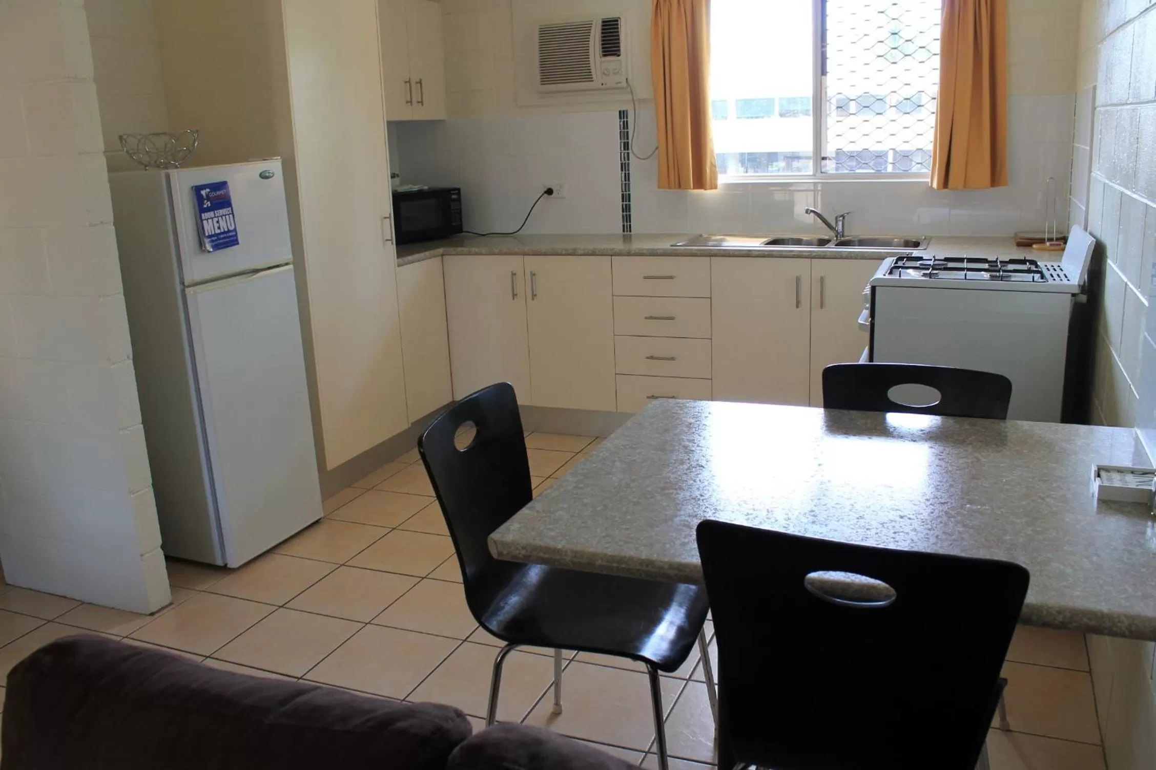 Kitchen or kitchenette in Oasis Inn Apartments