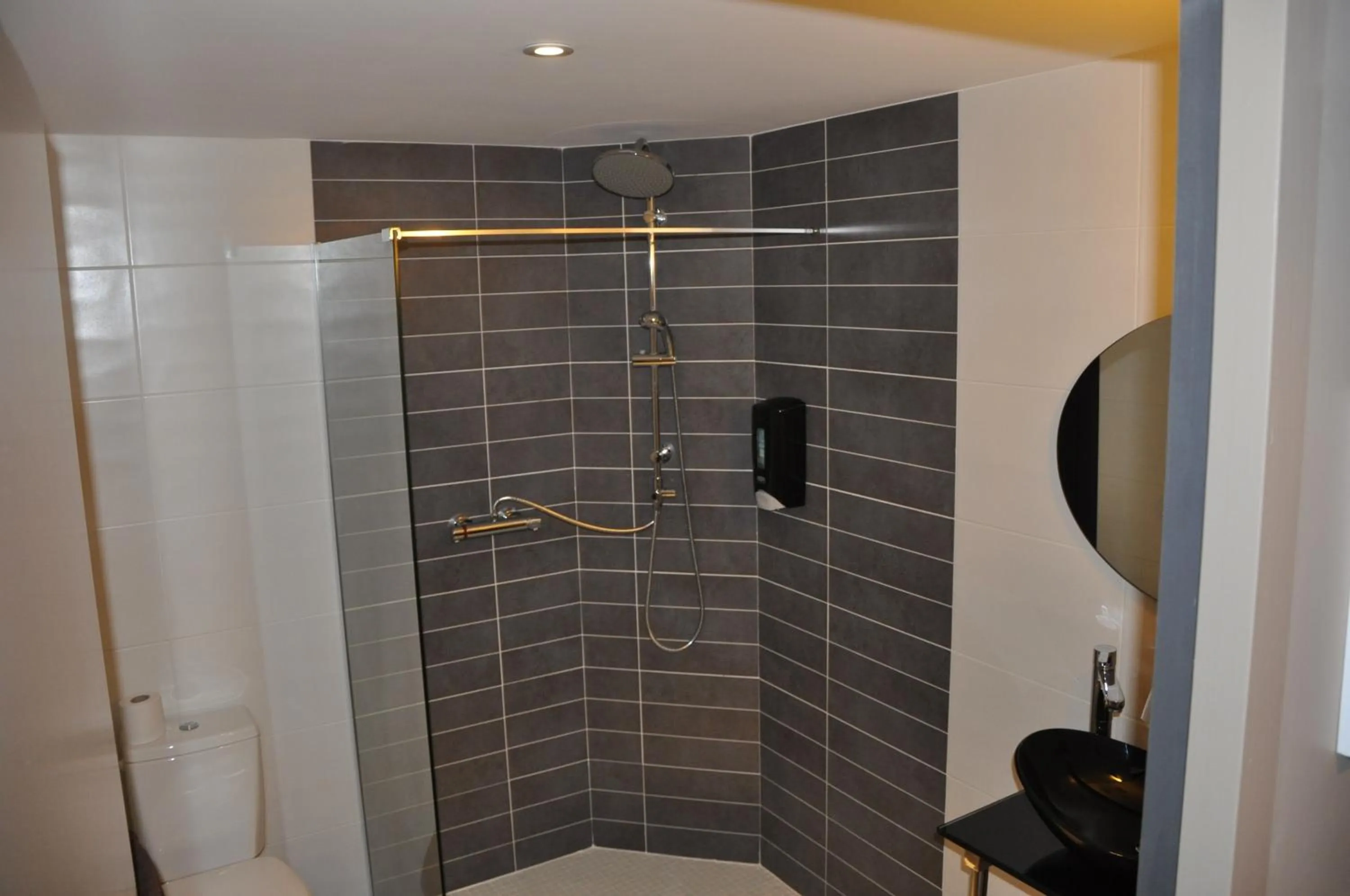 Bathroom in The Originals City, Hôtel des Arts, Montauban