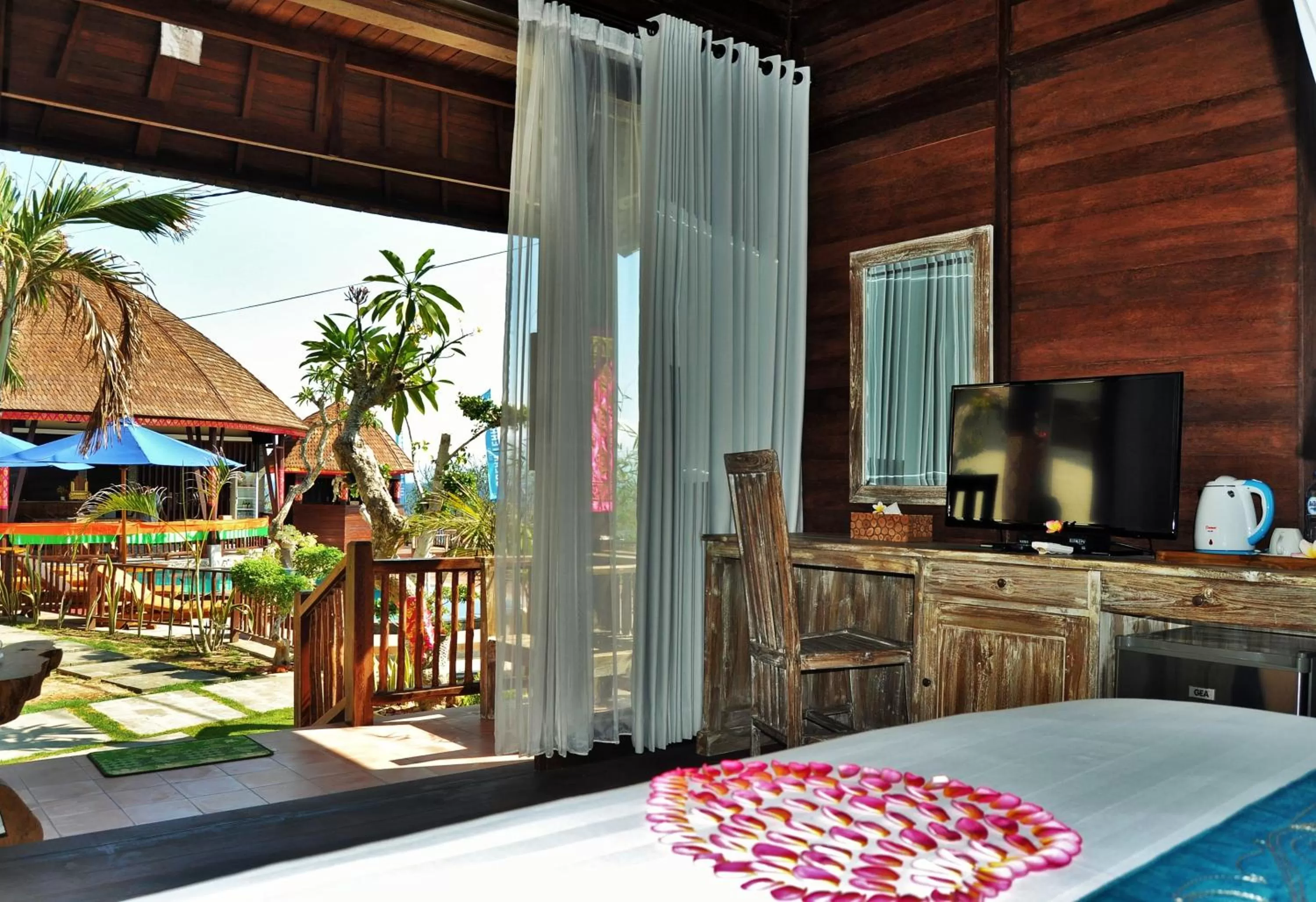 TV and multimedia in Ocean Terrace Suite And Spa Luxury