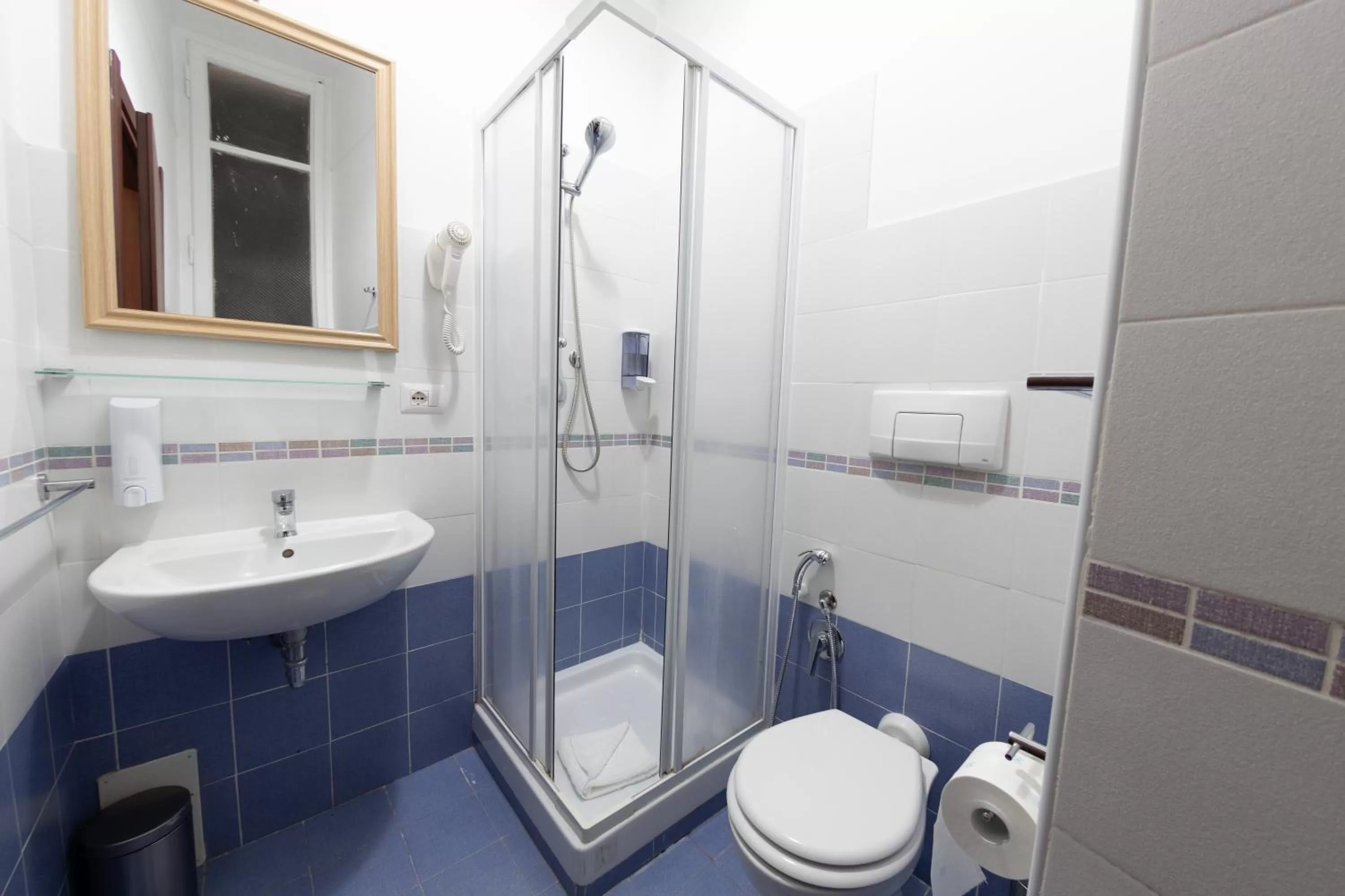 Bathroom in Domus Castroni Scipioni