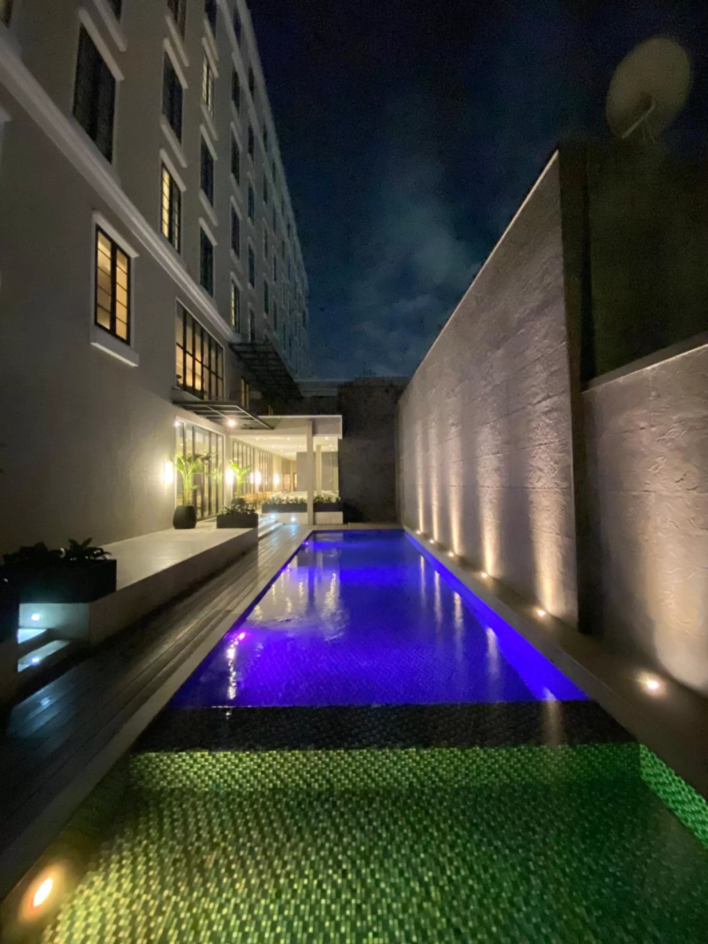 Swimming Pool in Maia Hotel Jakarta