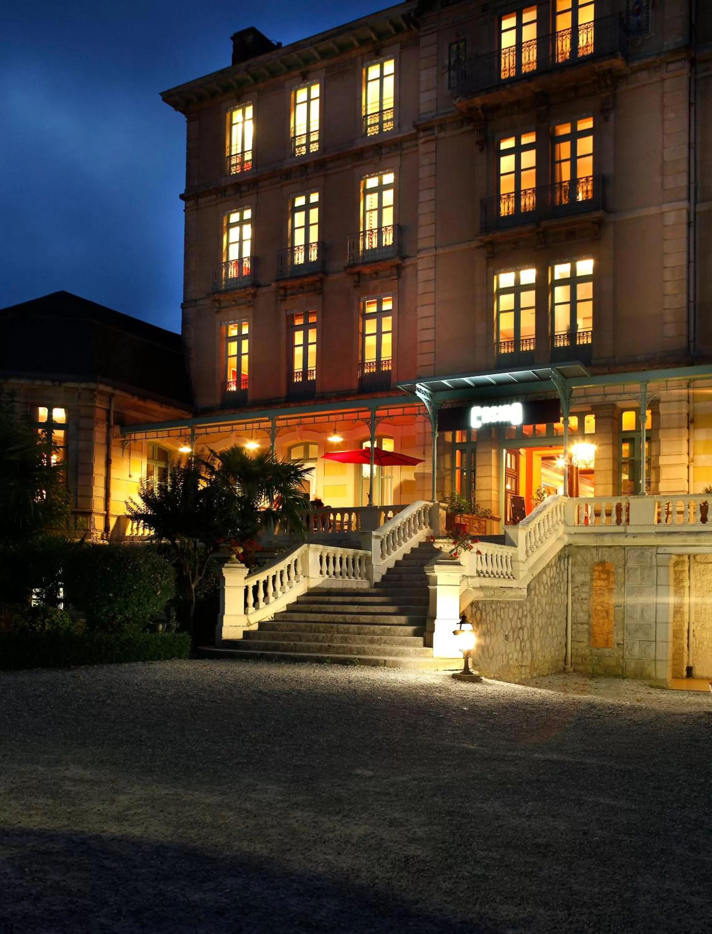 Facade/entrance in Hôtel du Parc