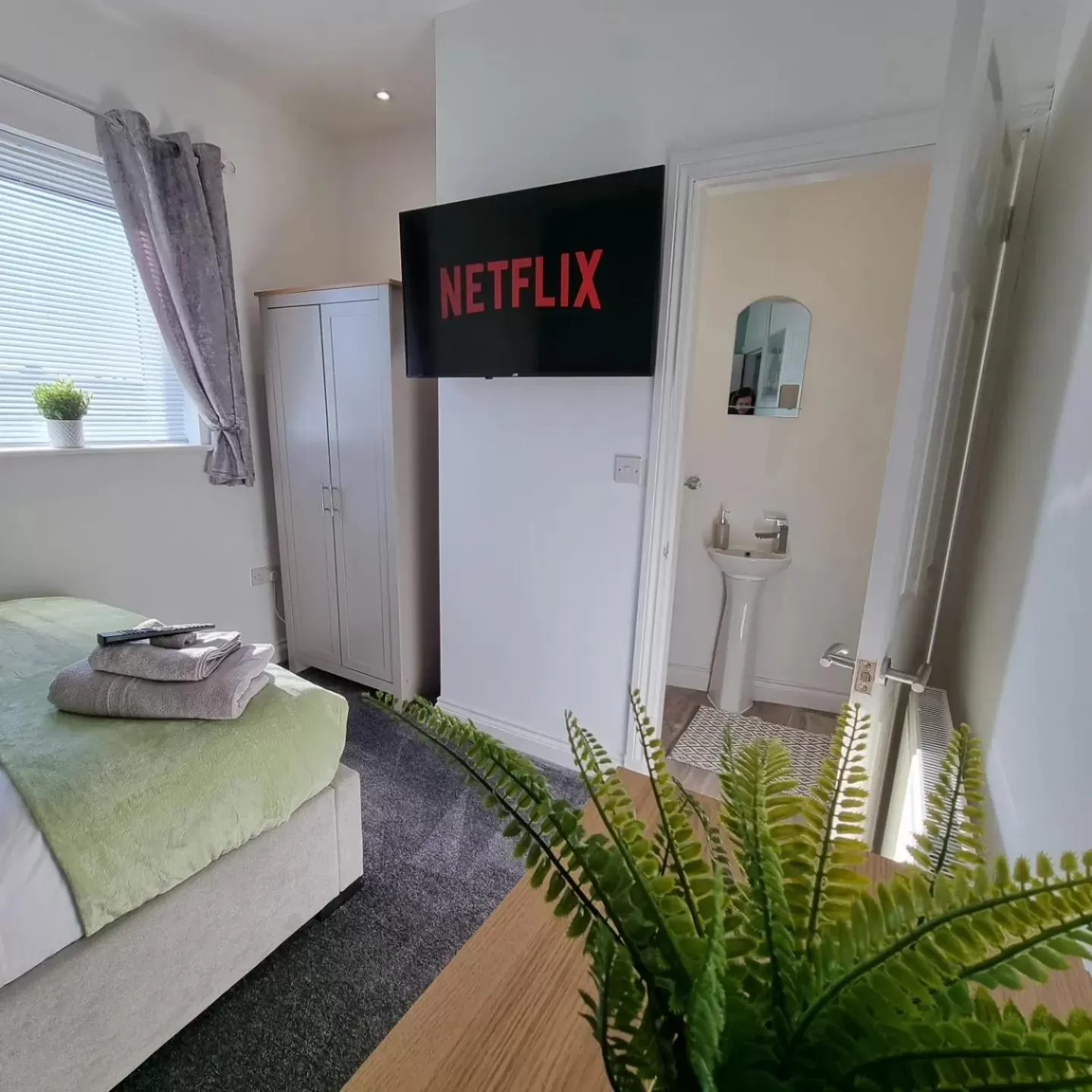 Bedroom, Bed in 264 The Hungerford