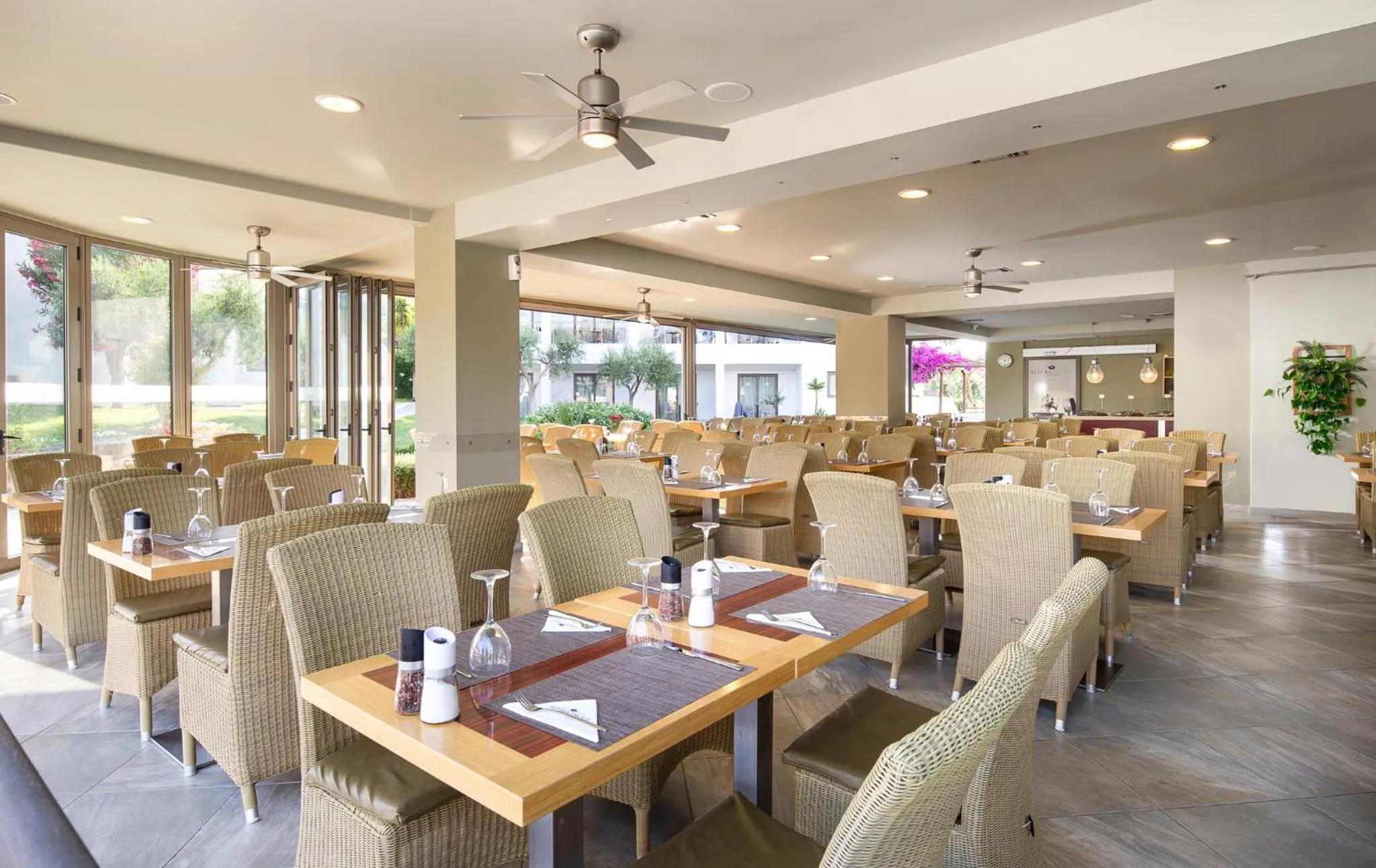 Restaurant/places to eat in Flegra Palace