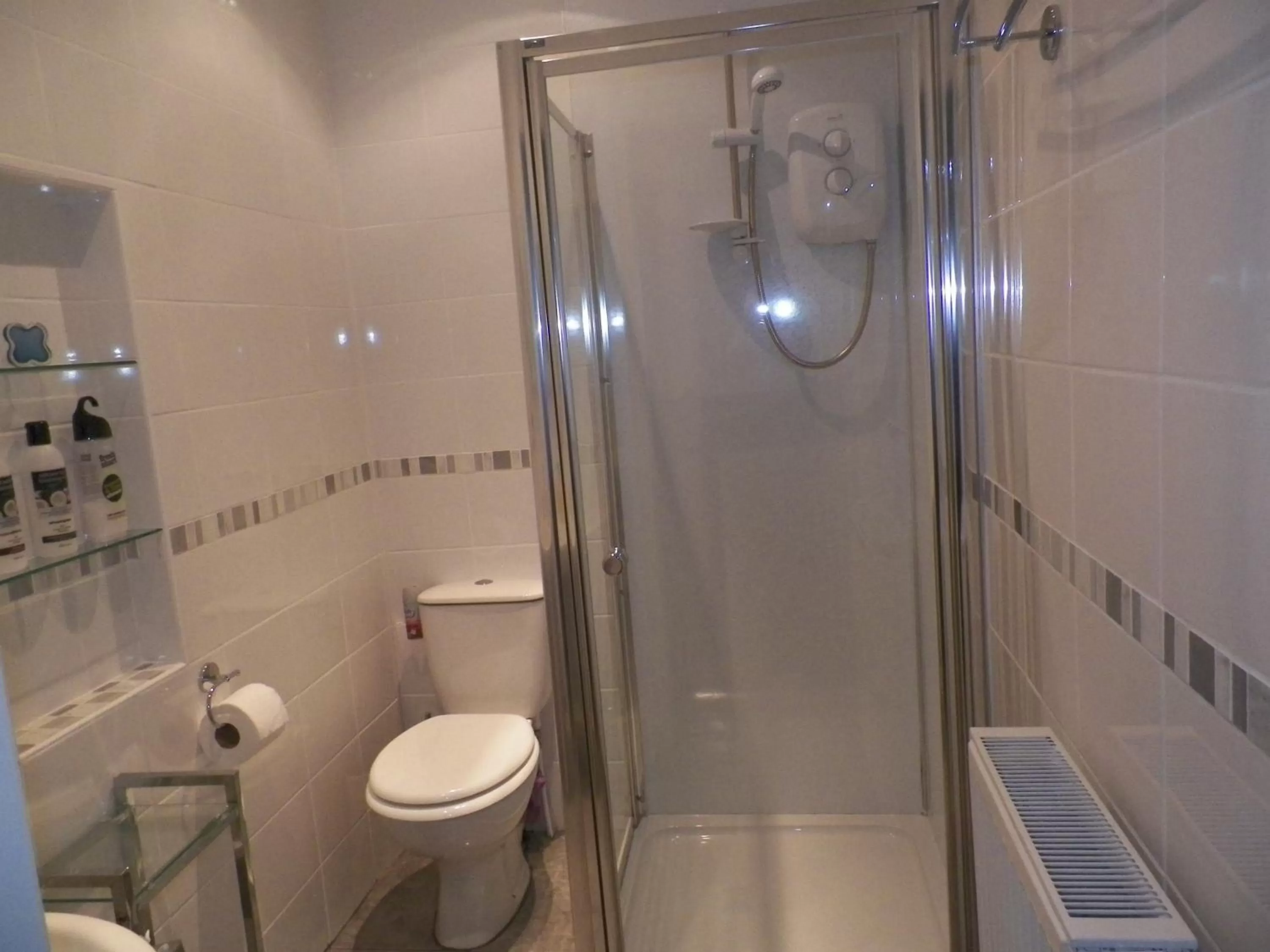 Shower in Hillcrest Bed & Breakfast