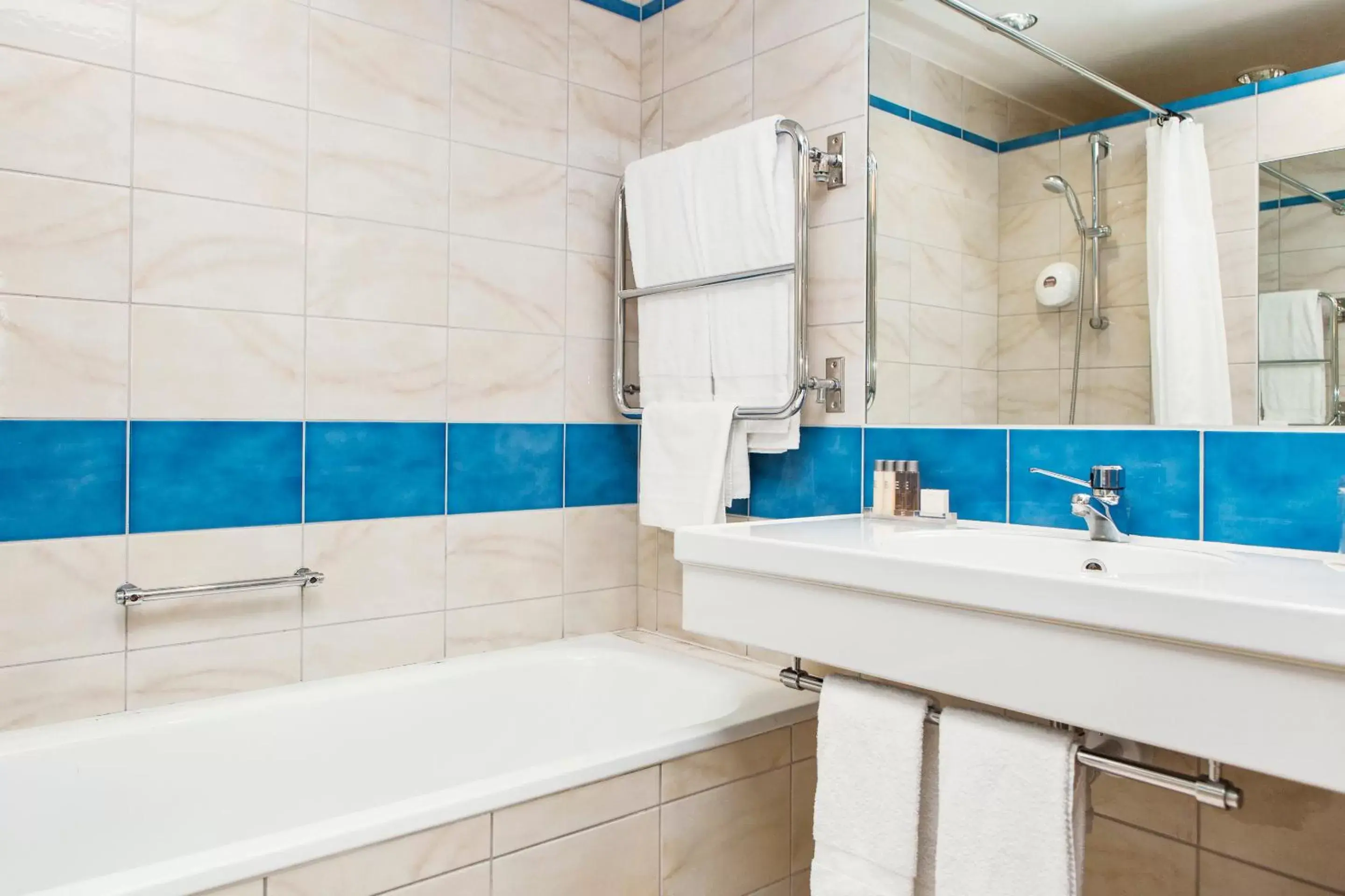 Superior Double Room in Elite Hotel Marina Plaza Superior Double Room in Elite Hotel Marina Plaza