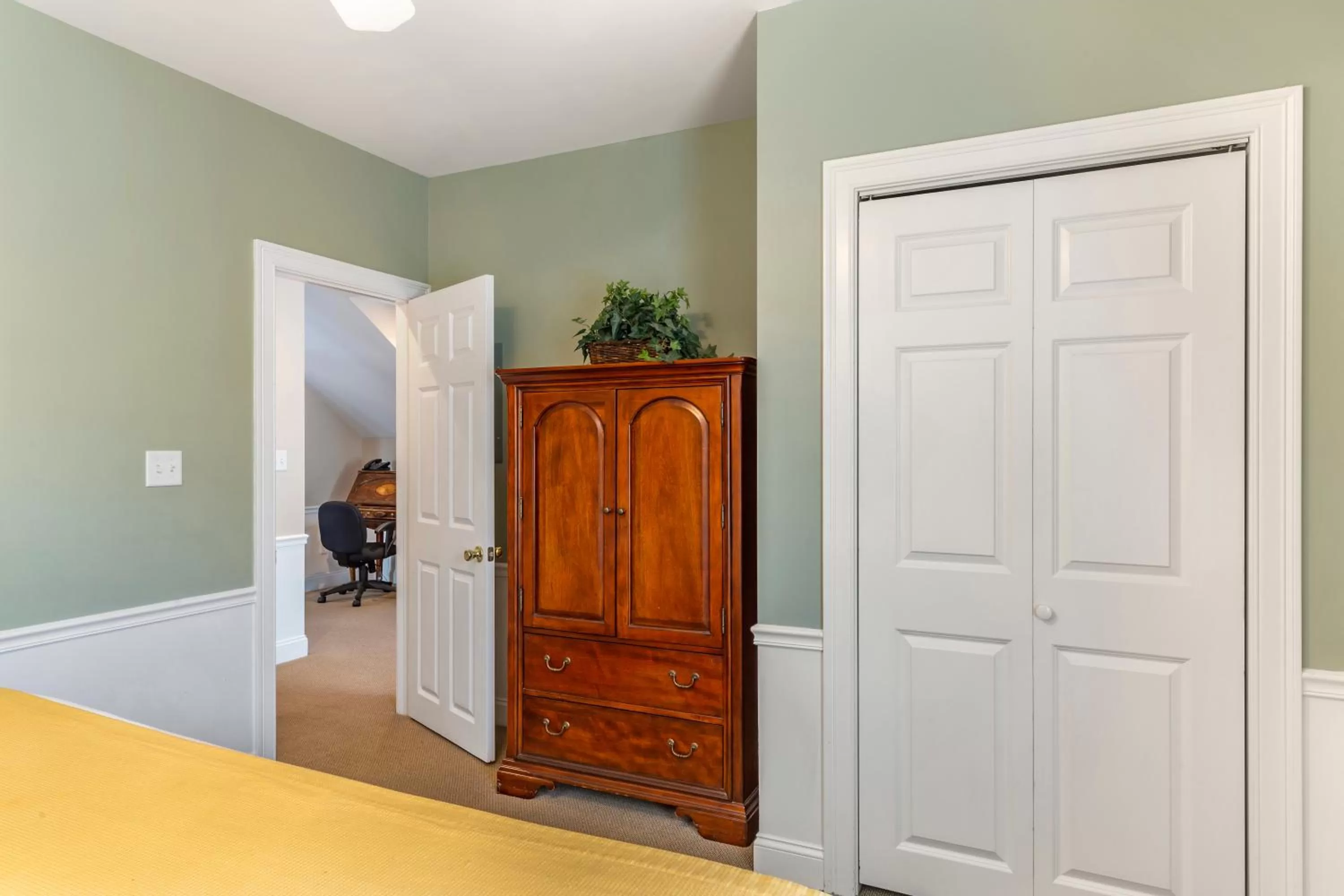 Bedroom in Essex Street Inn & Suites, an Ascend Collection Hotel