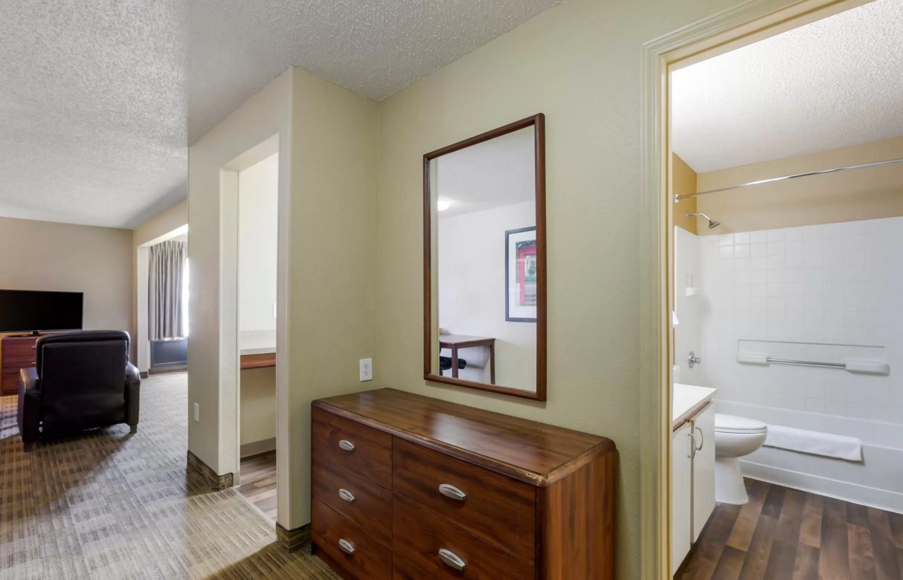 Bathroom, Bed in Extended Stay America Suites - El Paso - West