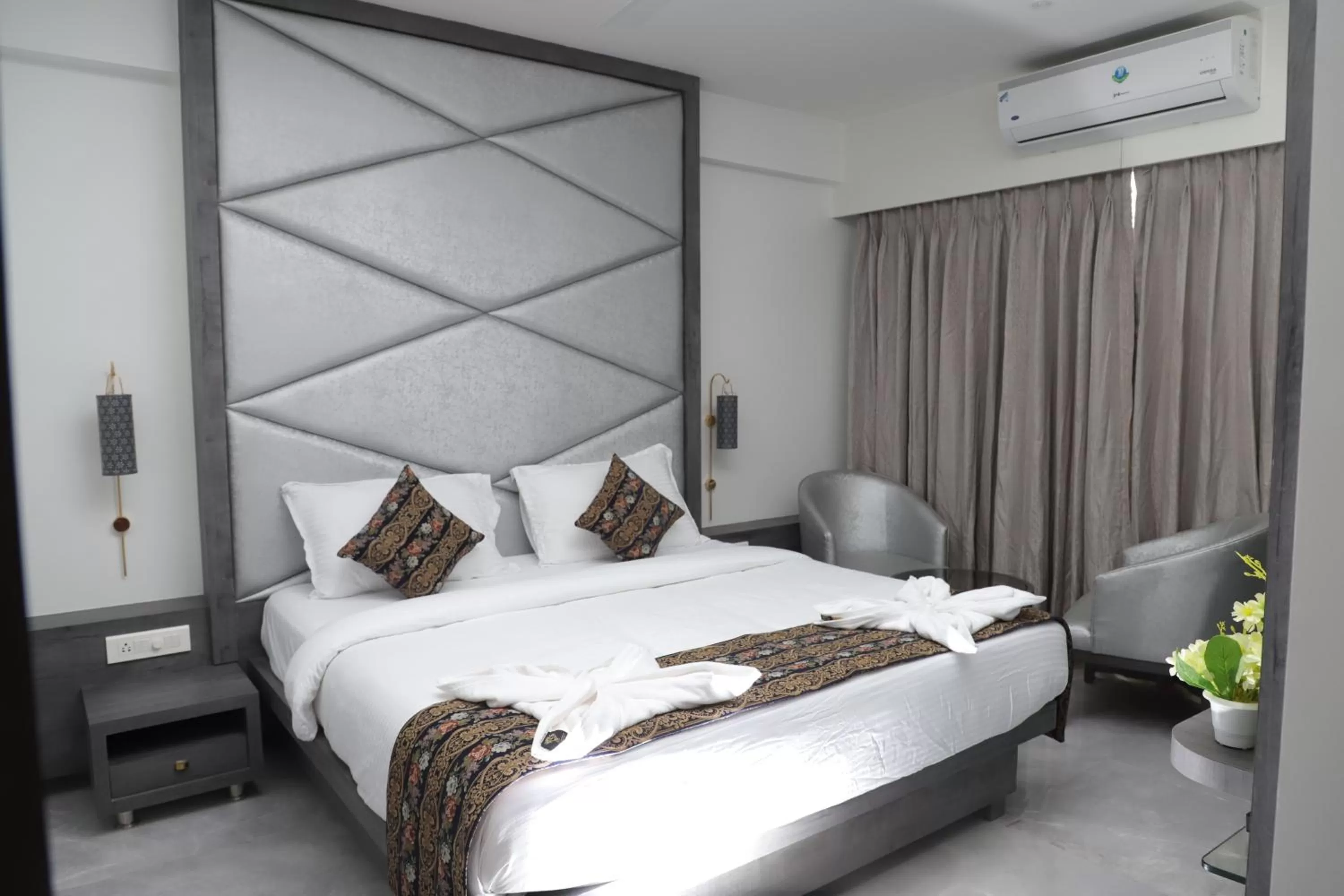 Bed in Shikin Hotels (Close to Palm Beach Road)