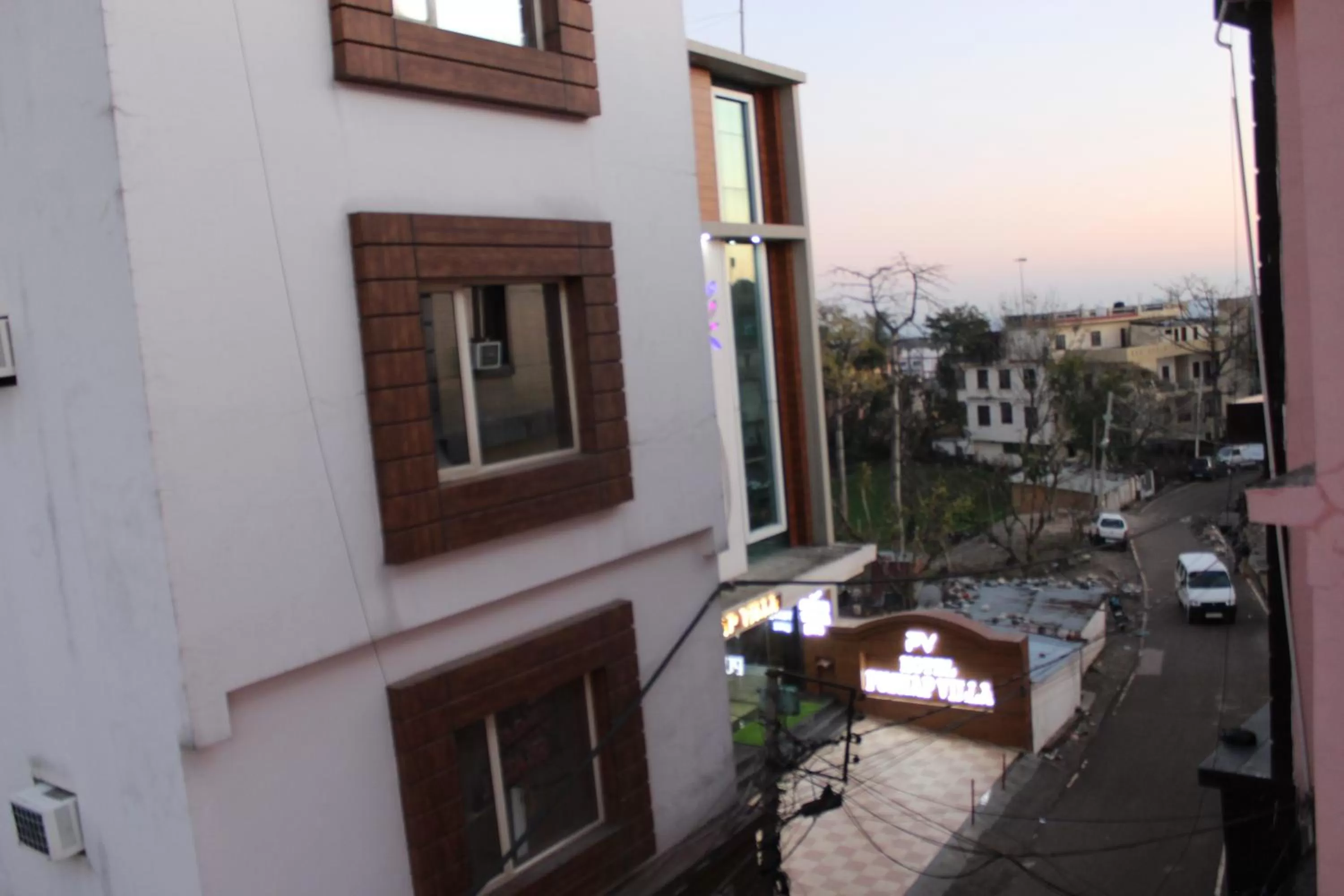 Neighbourhood in Trimrooms JMC Katra