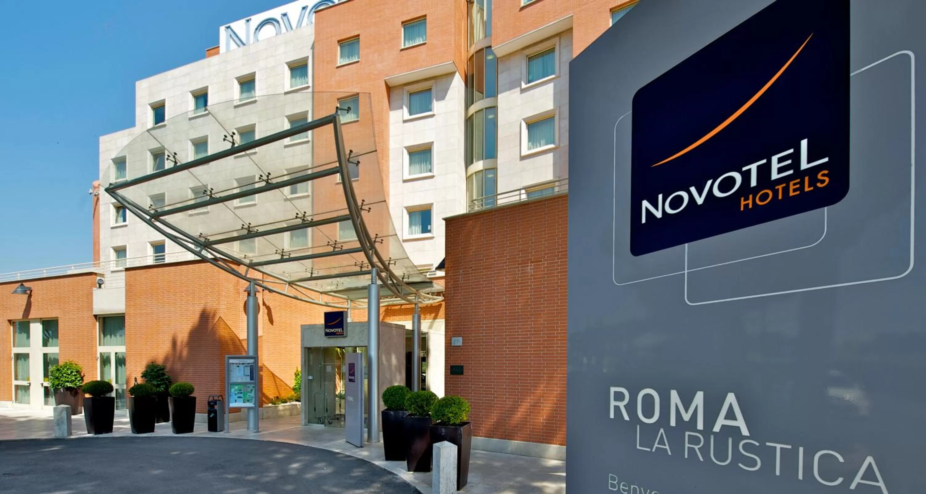 Facade/entrance in Novotel Roma Est
