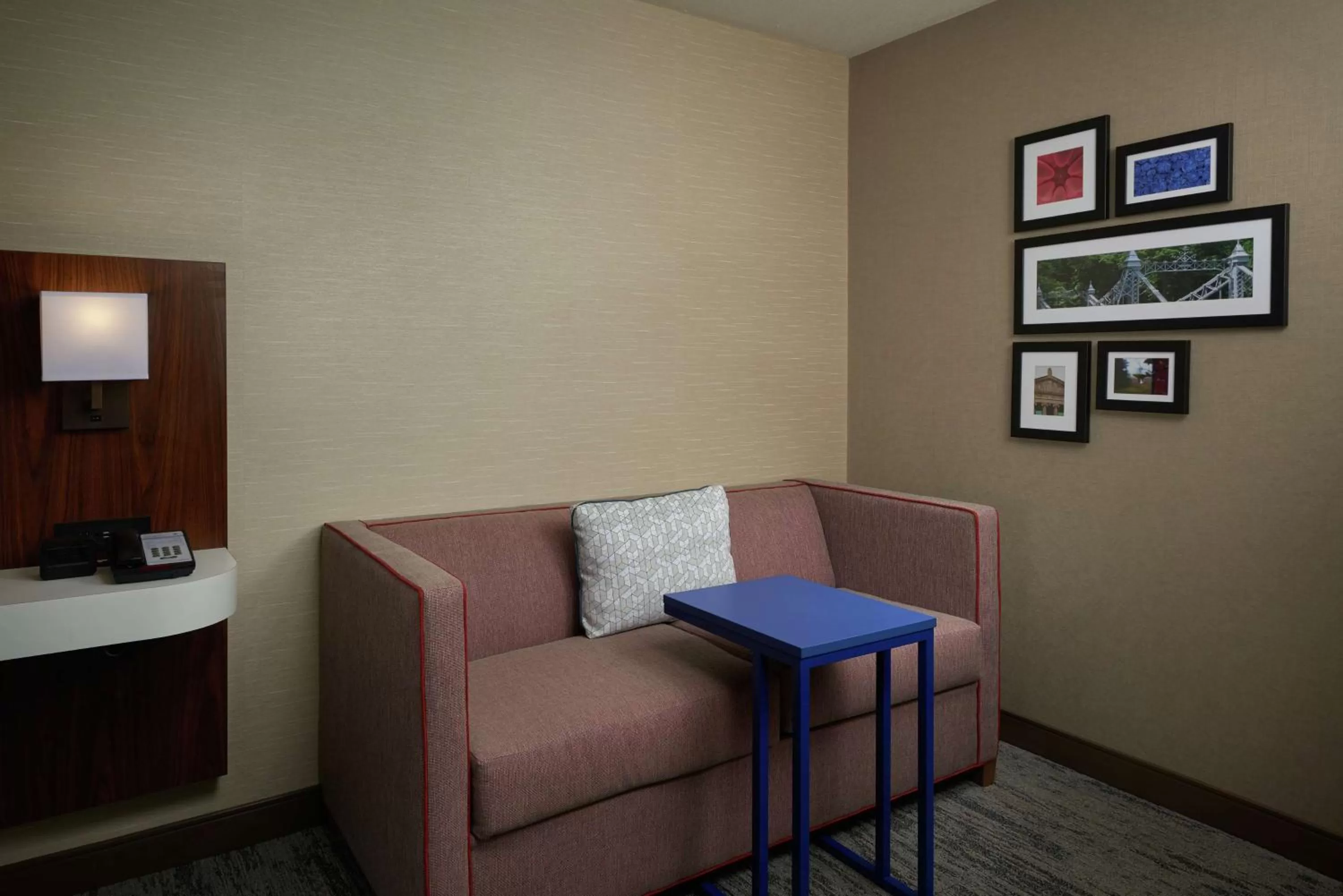 Living room in Hampton Inn by Hilton Youngstown-West I-80