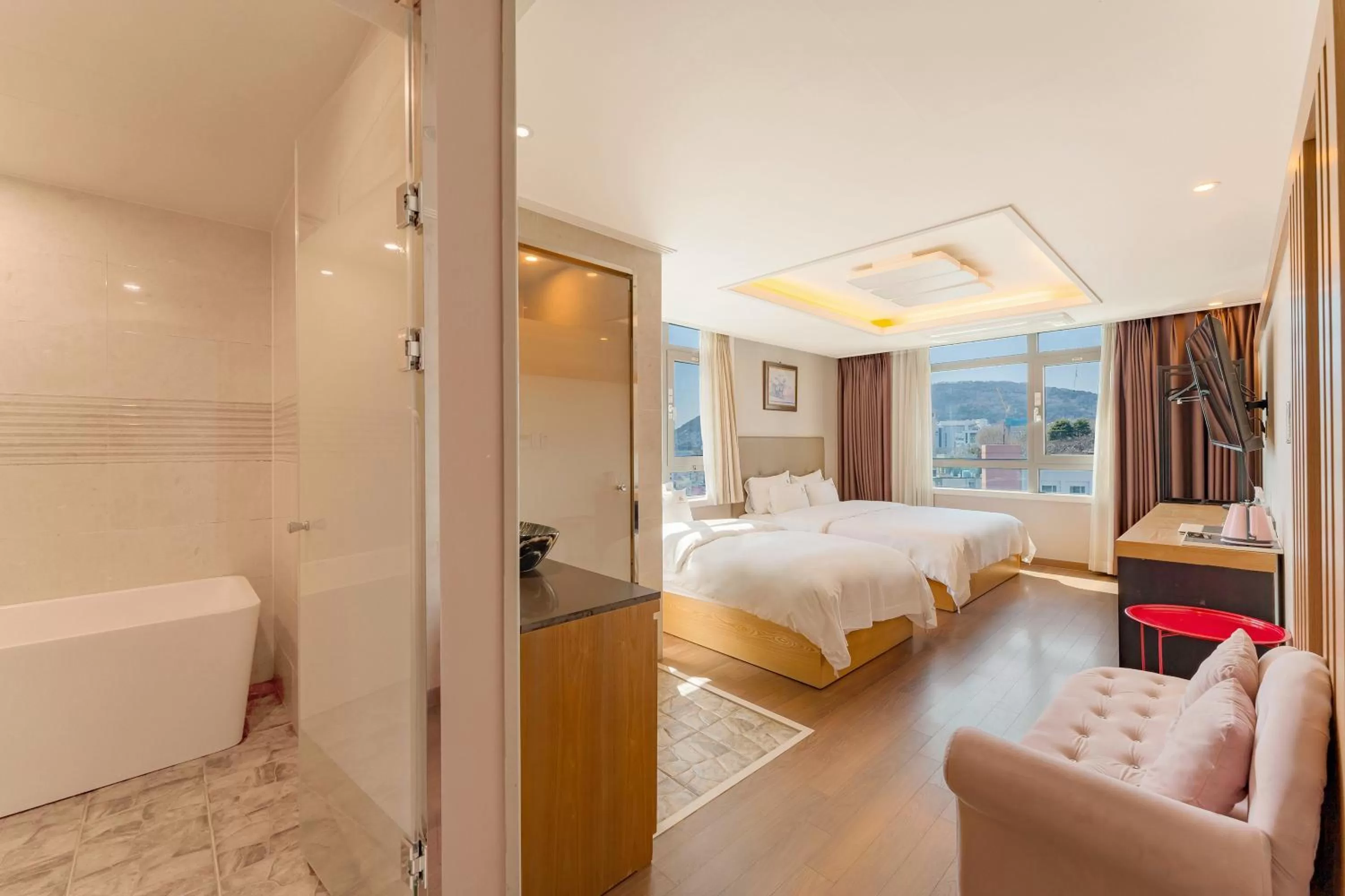 Bathroom, Bed in Central Park Hotel Busan