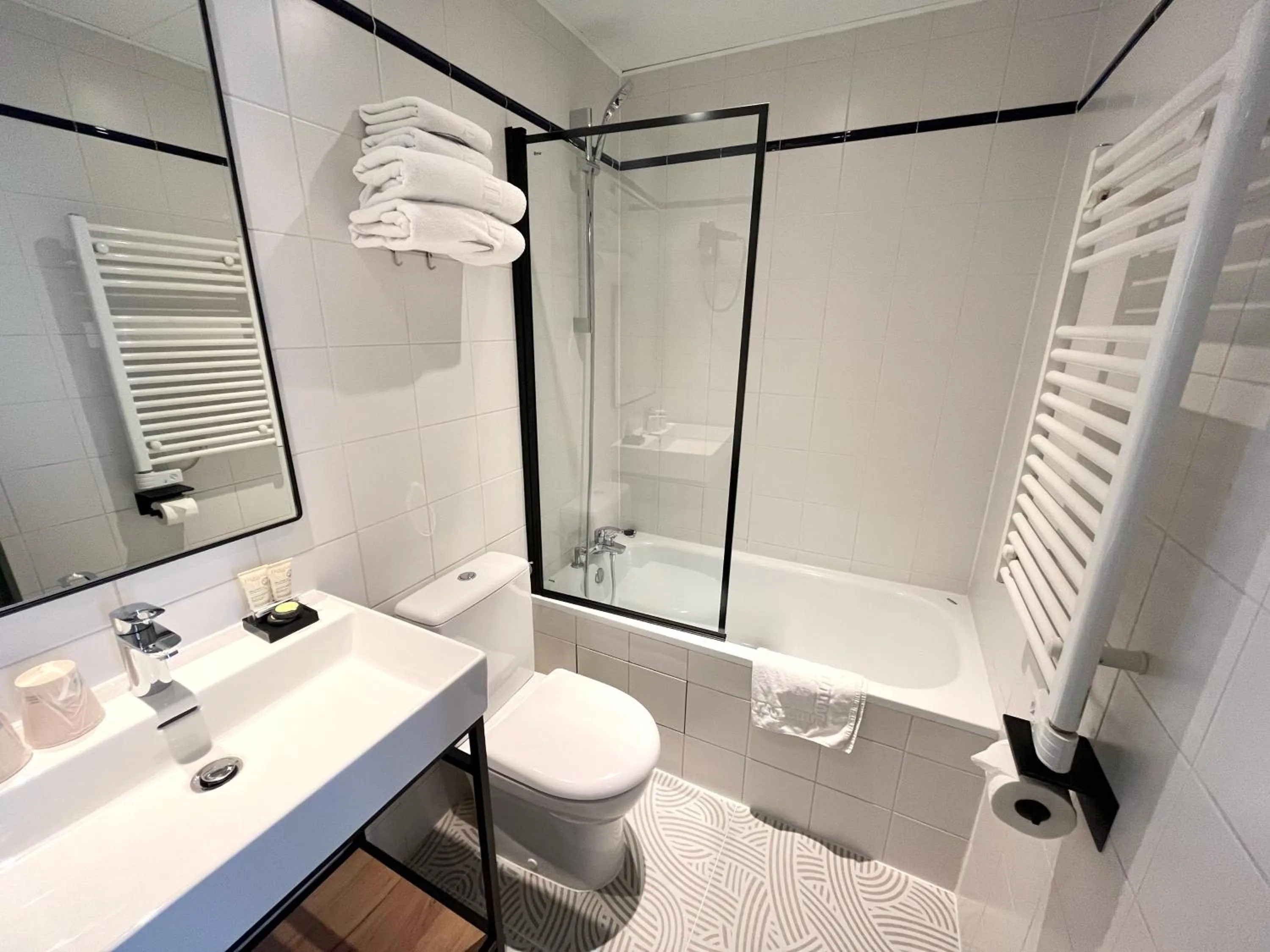 Bathroom in Montparnasse Daguerre