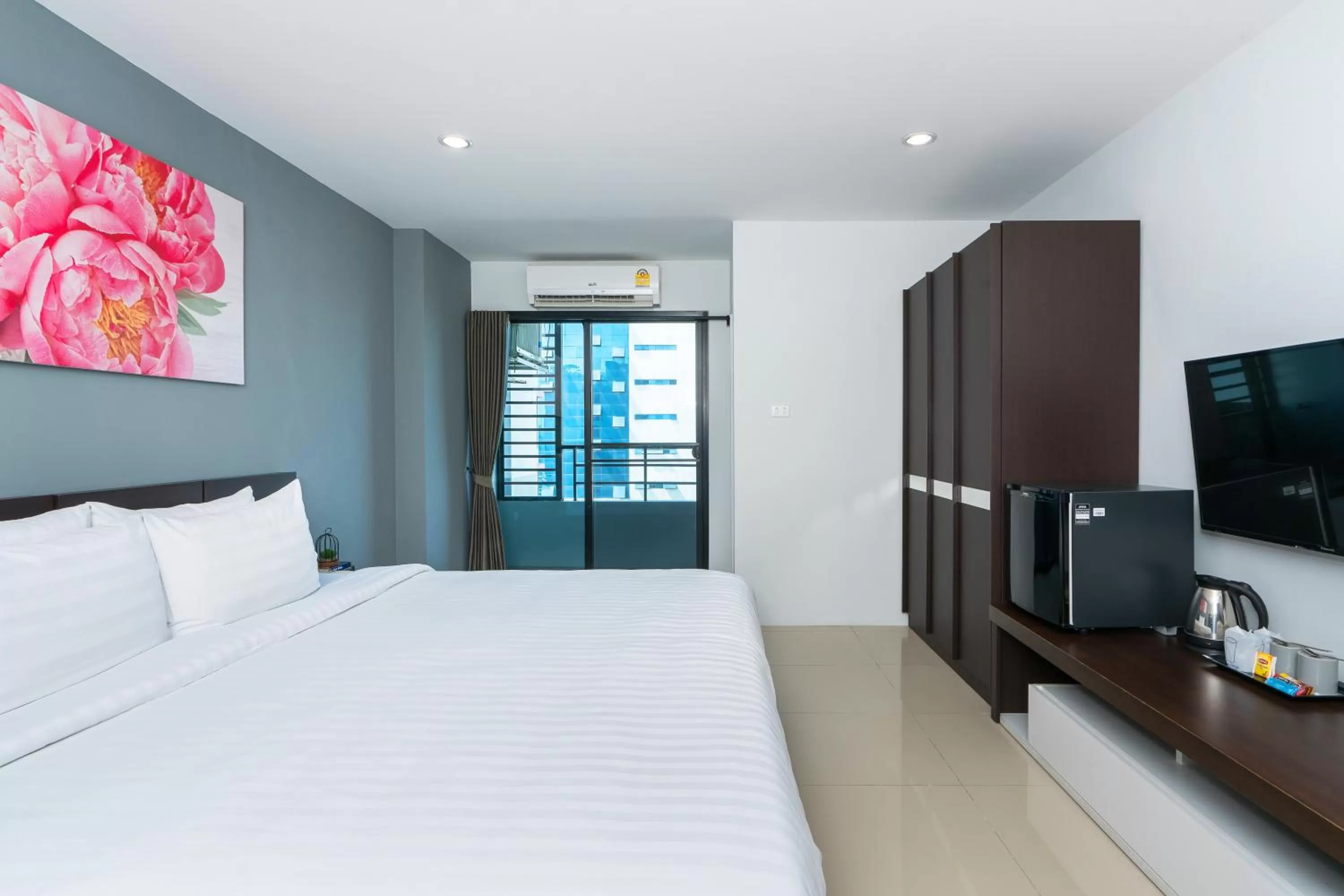 Photo of the whole room, Bed in De Botan Srinakarin Hotel & Residence