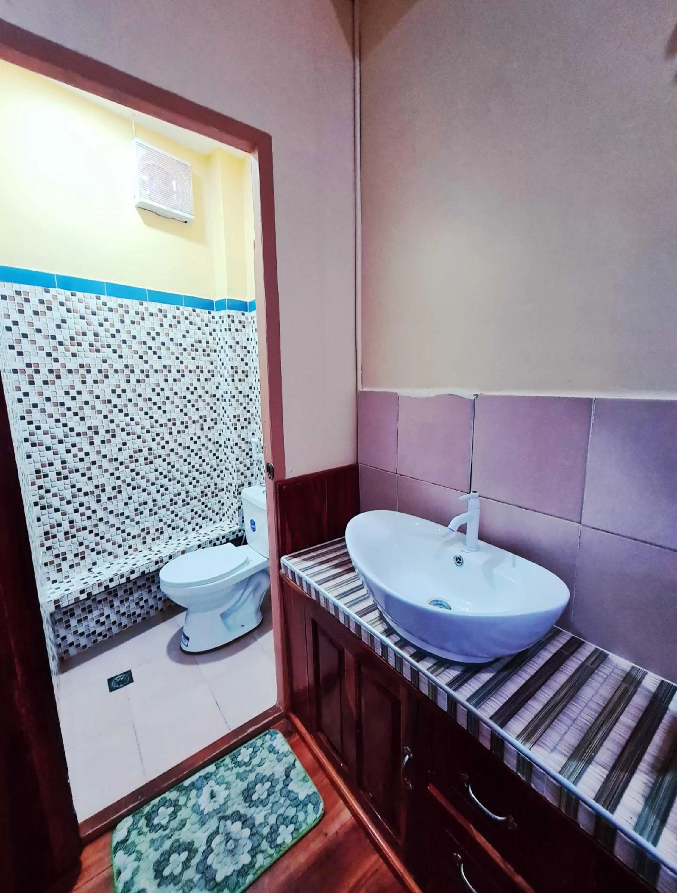 Toilet in La-Familia Guest House