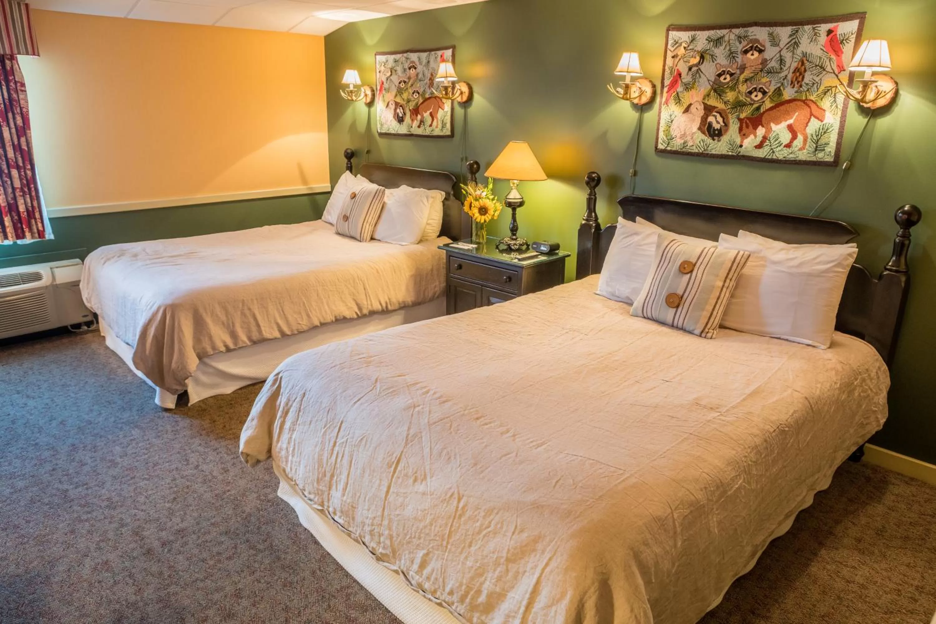 Standard Queen Room in The Common Man Inn, Spa & Lodge