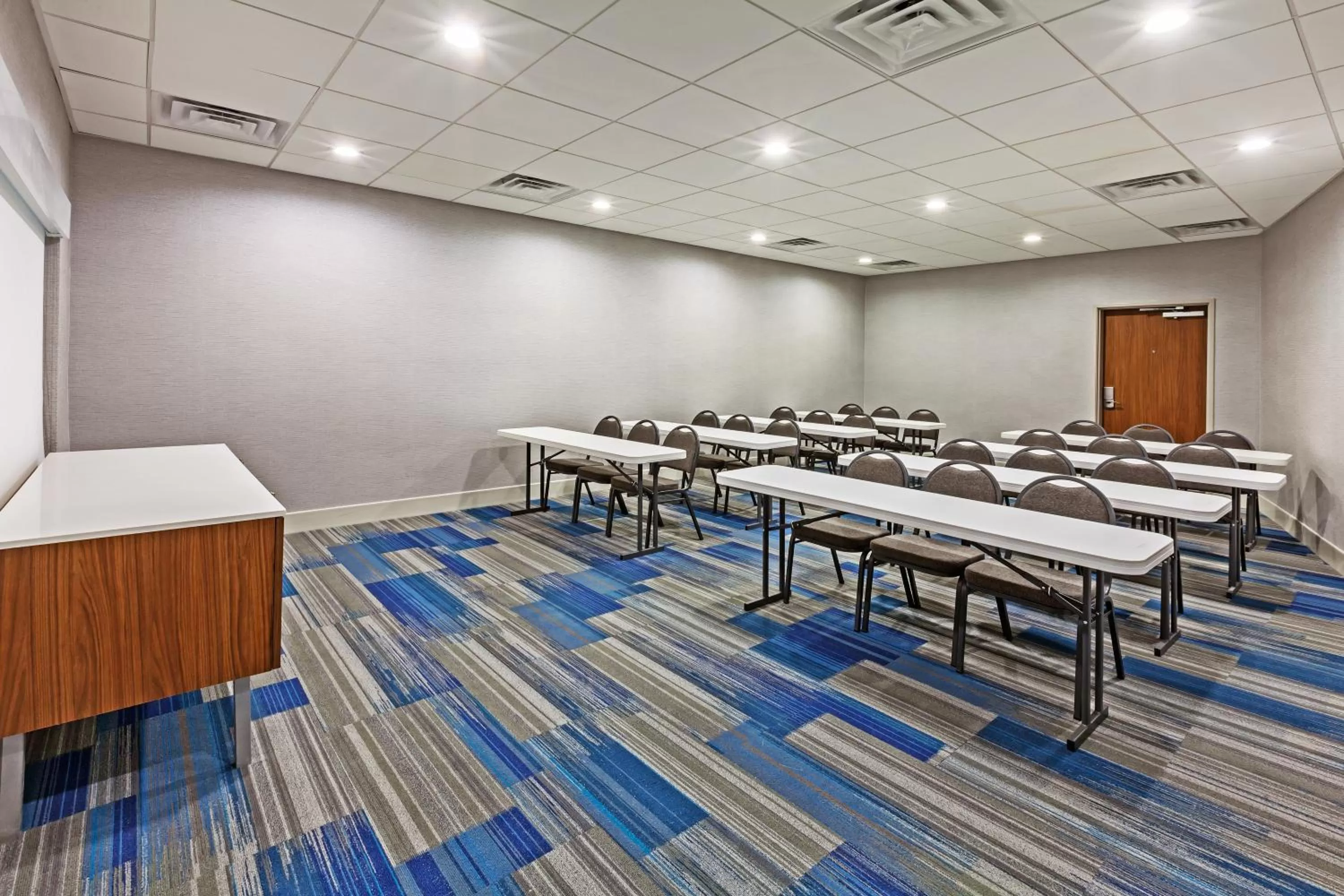 Meeting/conference room in Holiday Inn Express & Suites Tulsa West - Sand Springs by IHG