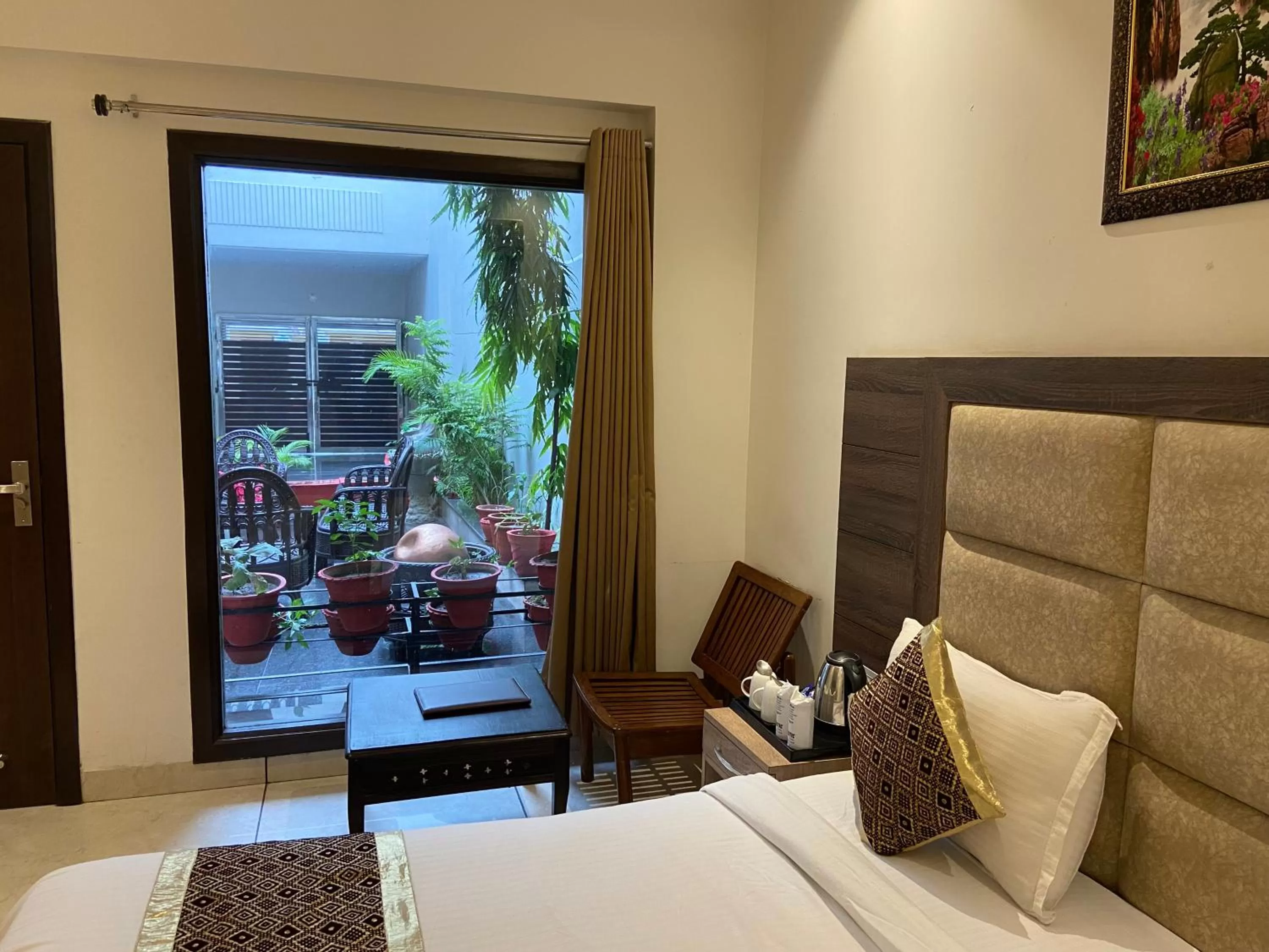 Seating area, Bed in Hotel Exotic - 5 min walk from Golden Temple