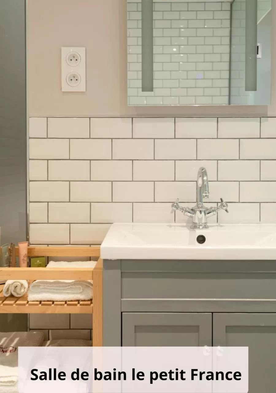 Bathroom in Logis Hotel De France