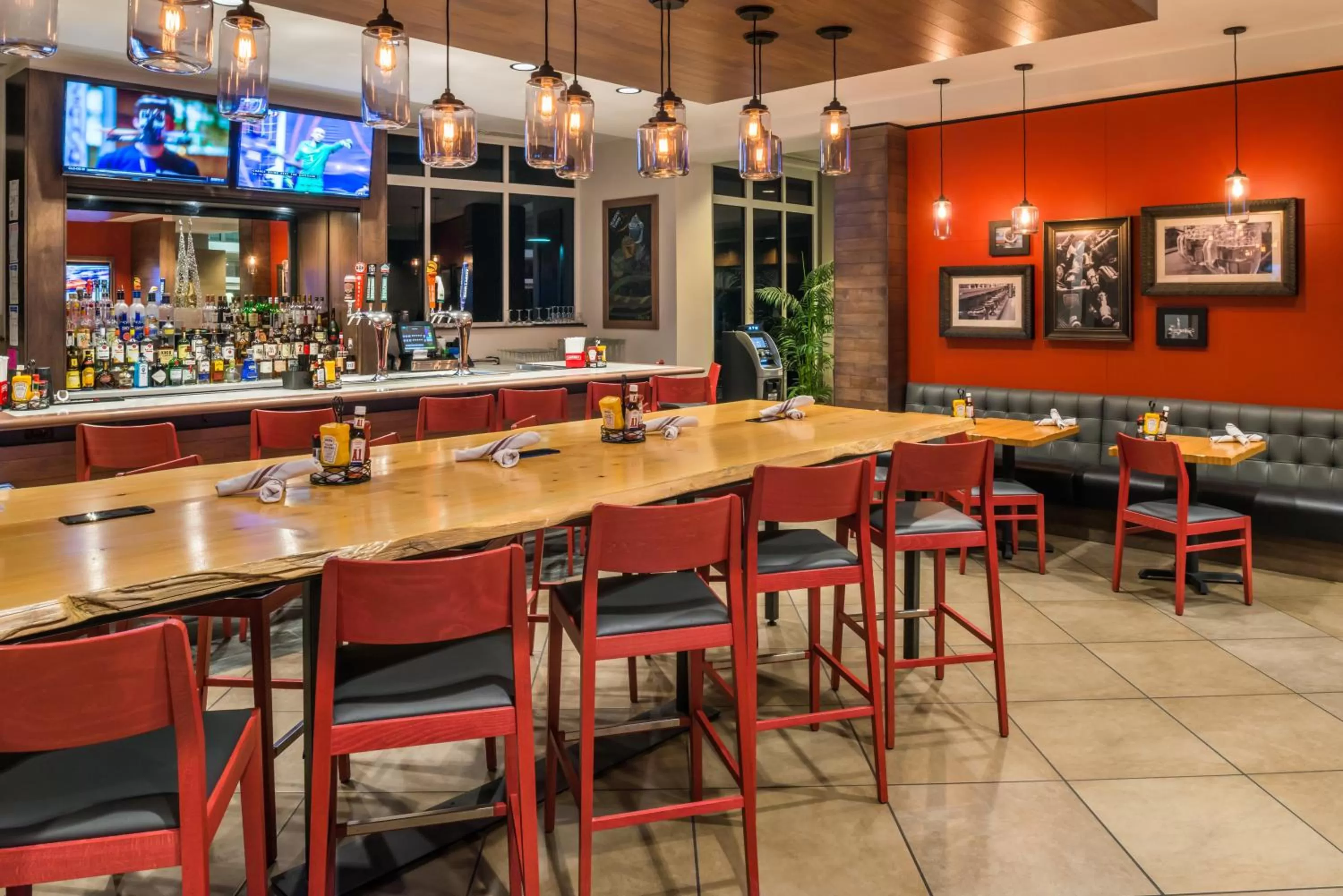 Lounge or bar in Holiday Inn Kansas City Airport by IHG