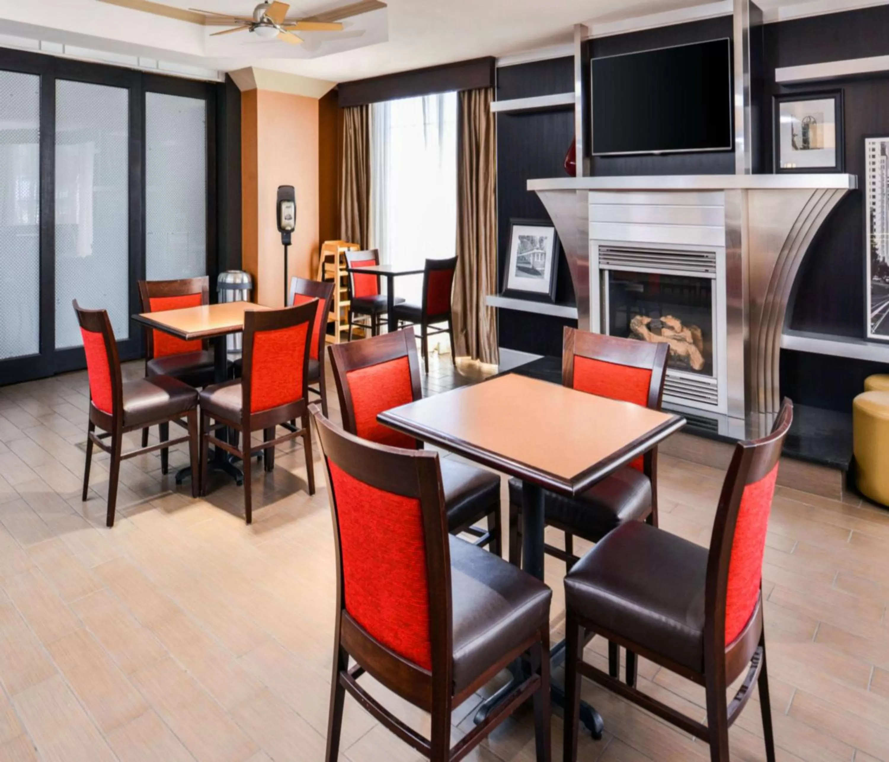 Dining area in Hampton Inn & Suites San Francisco-Burlingame-Airport South