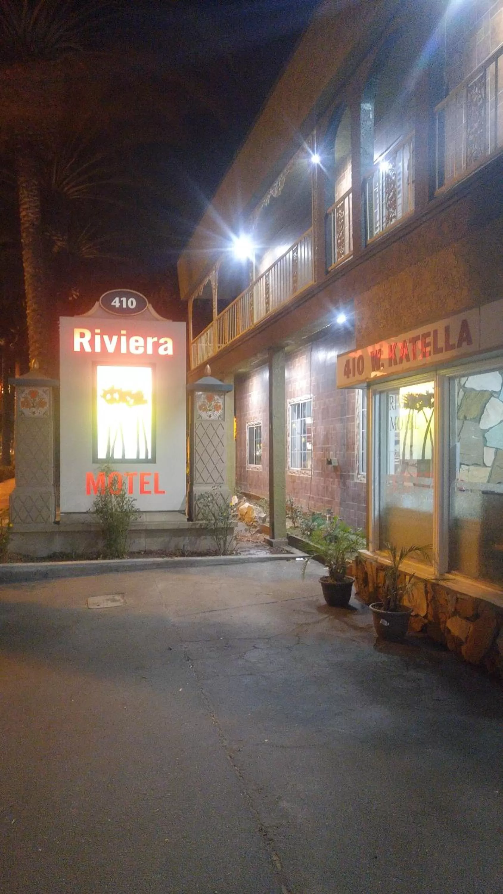 Facade/entrance in Riviera Motel