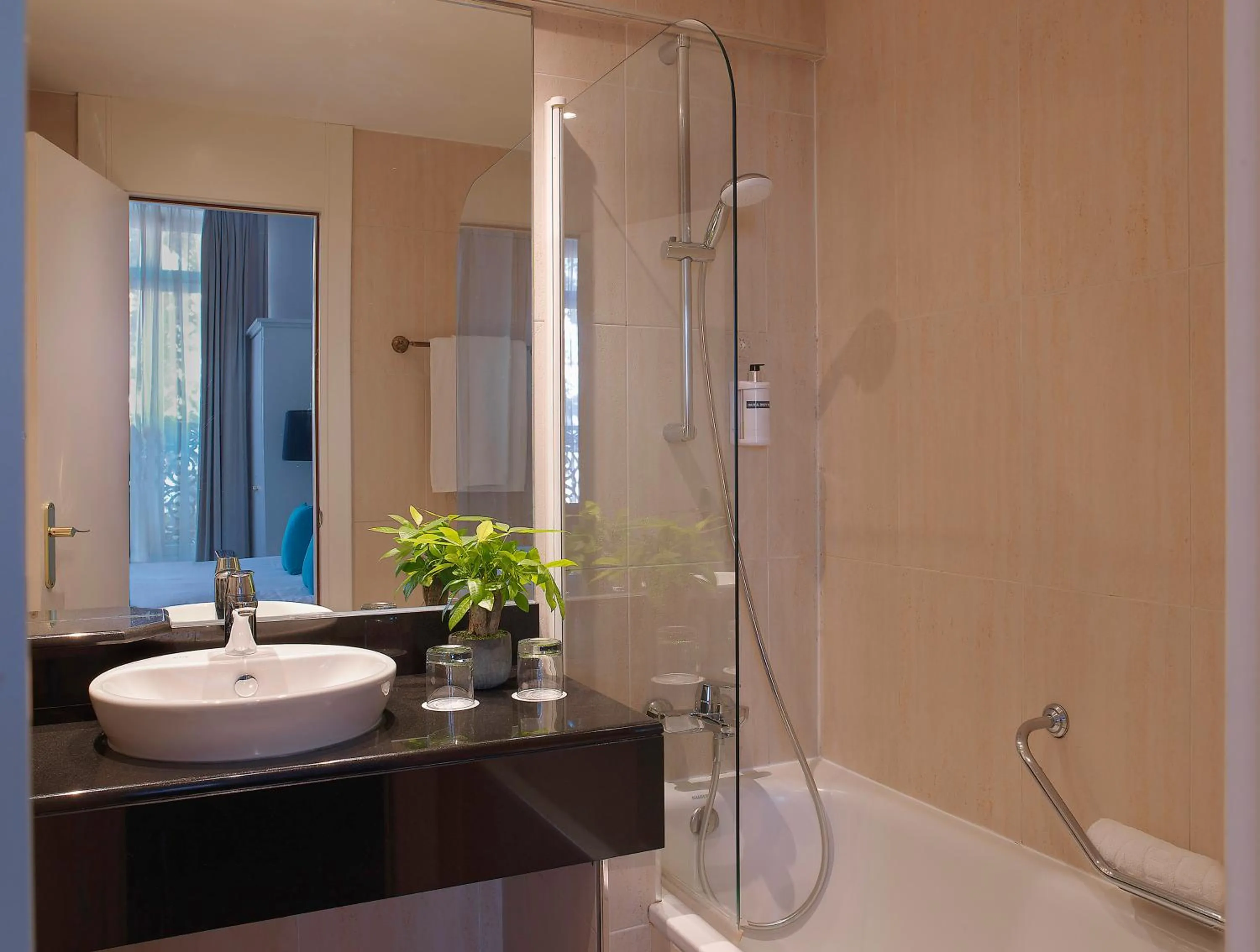 Bathroom in Hotel Paris Opera Affiliated by Meliá