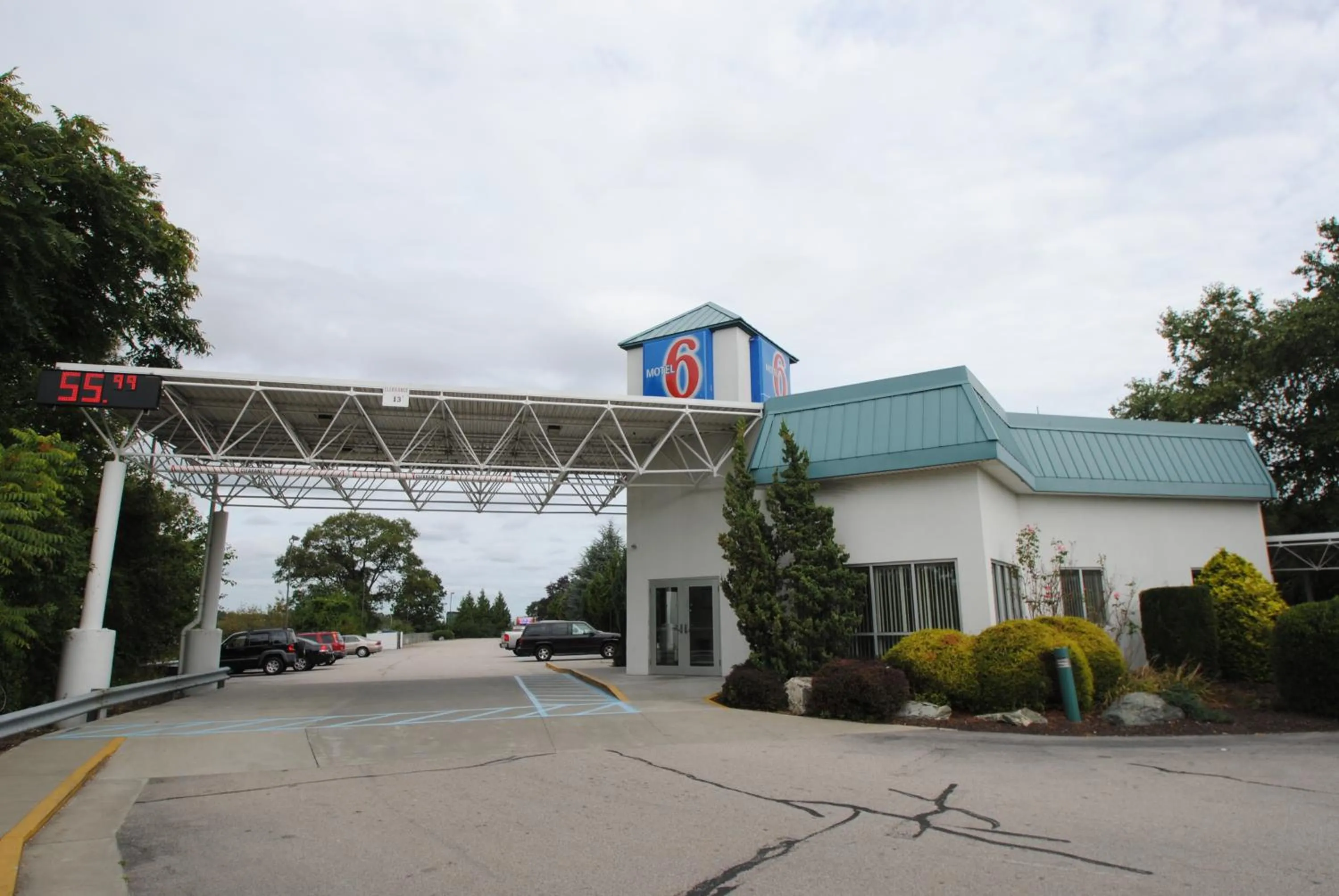 Facade/entrance in Motel 6-Warwick, RI - Providence Airport - I-95