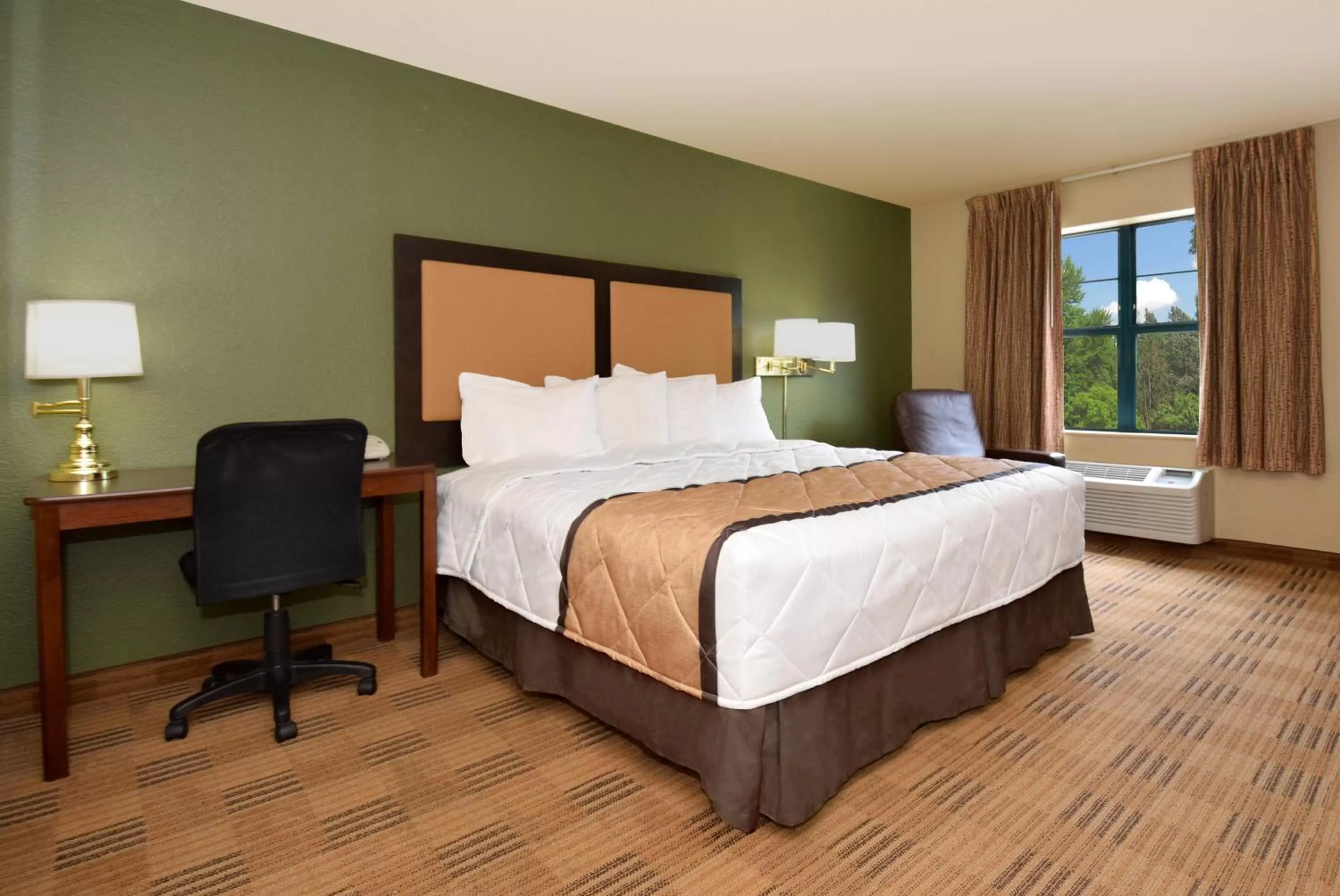 Bed in Extended Stay America Suites - Pittsburgh - West Mifflin