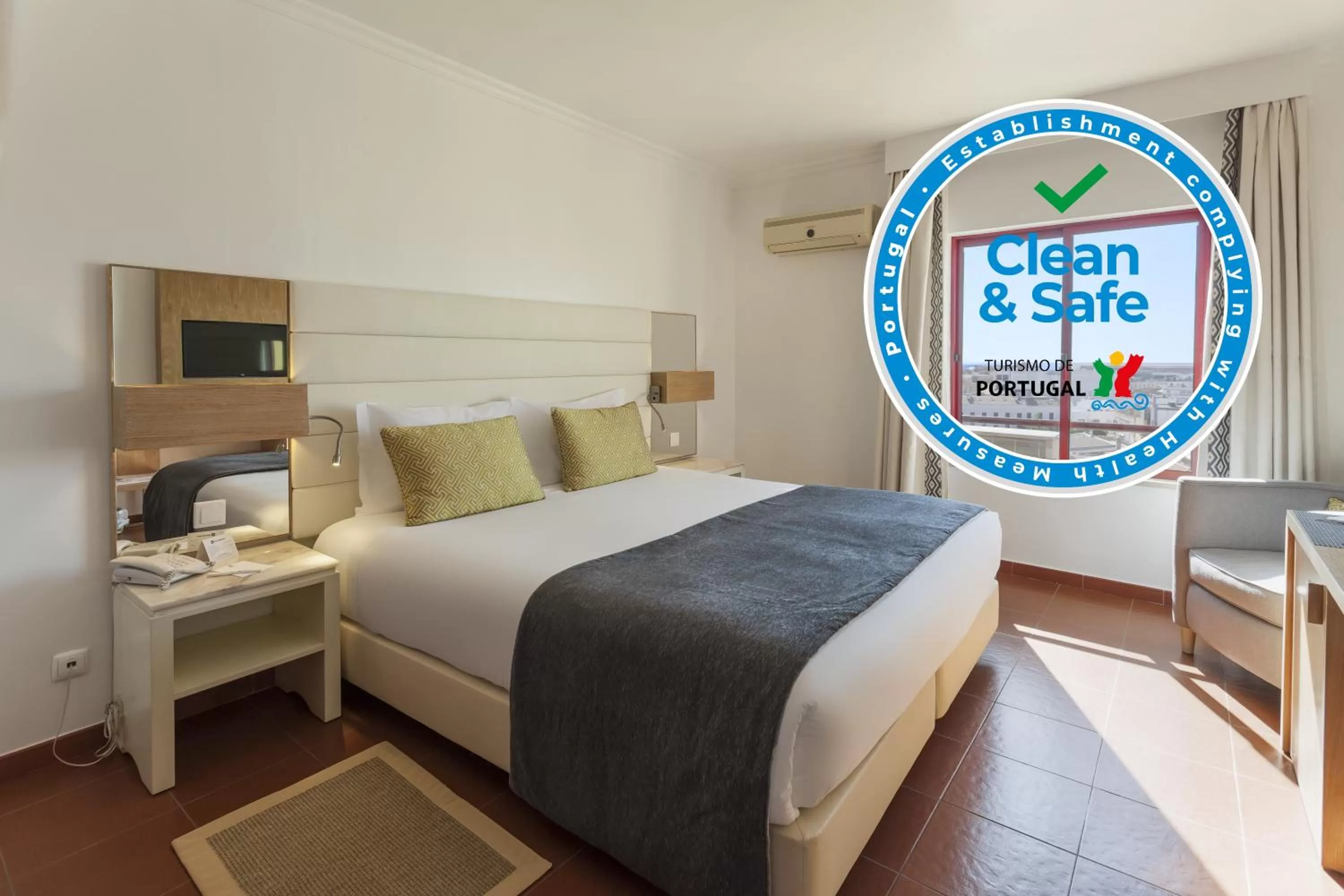 Bed in Best Western Hotel Dom Bernardo