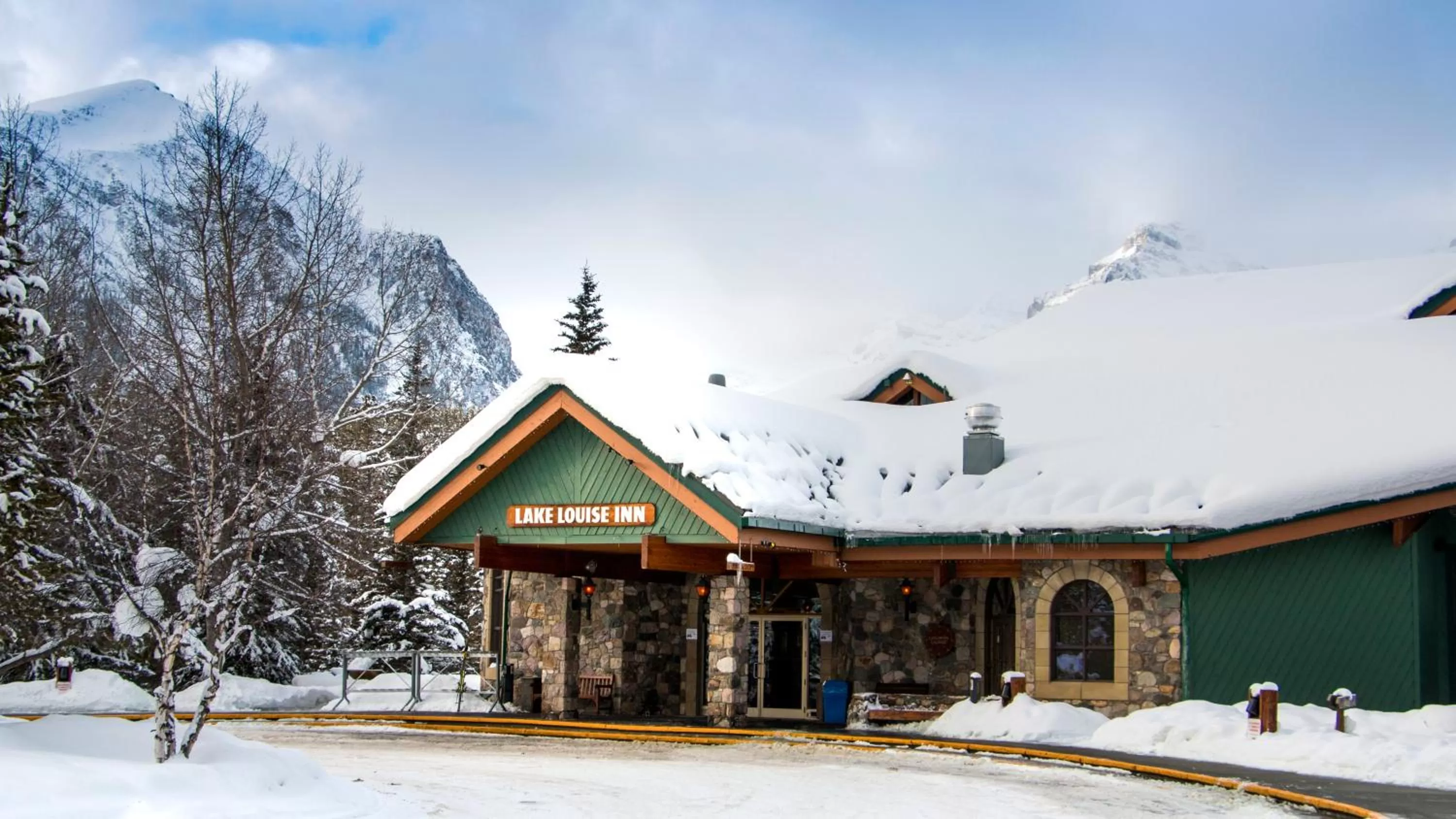 Facade/entrance in Lake Louise Inn