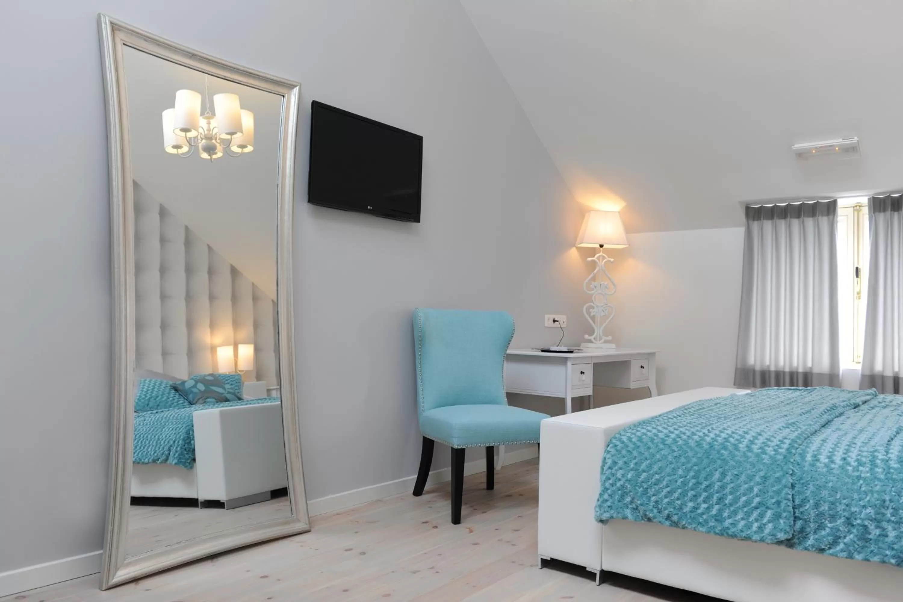 Bed, TV/Entertainment Center in Charmehotel Villa Saporis