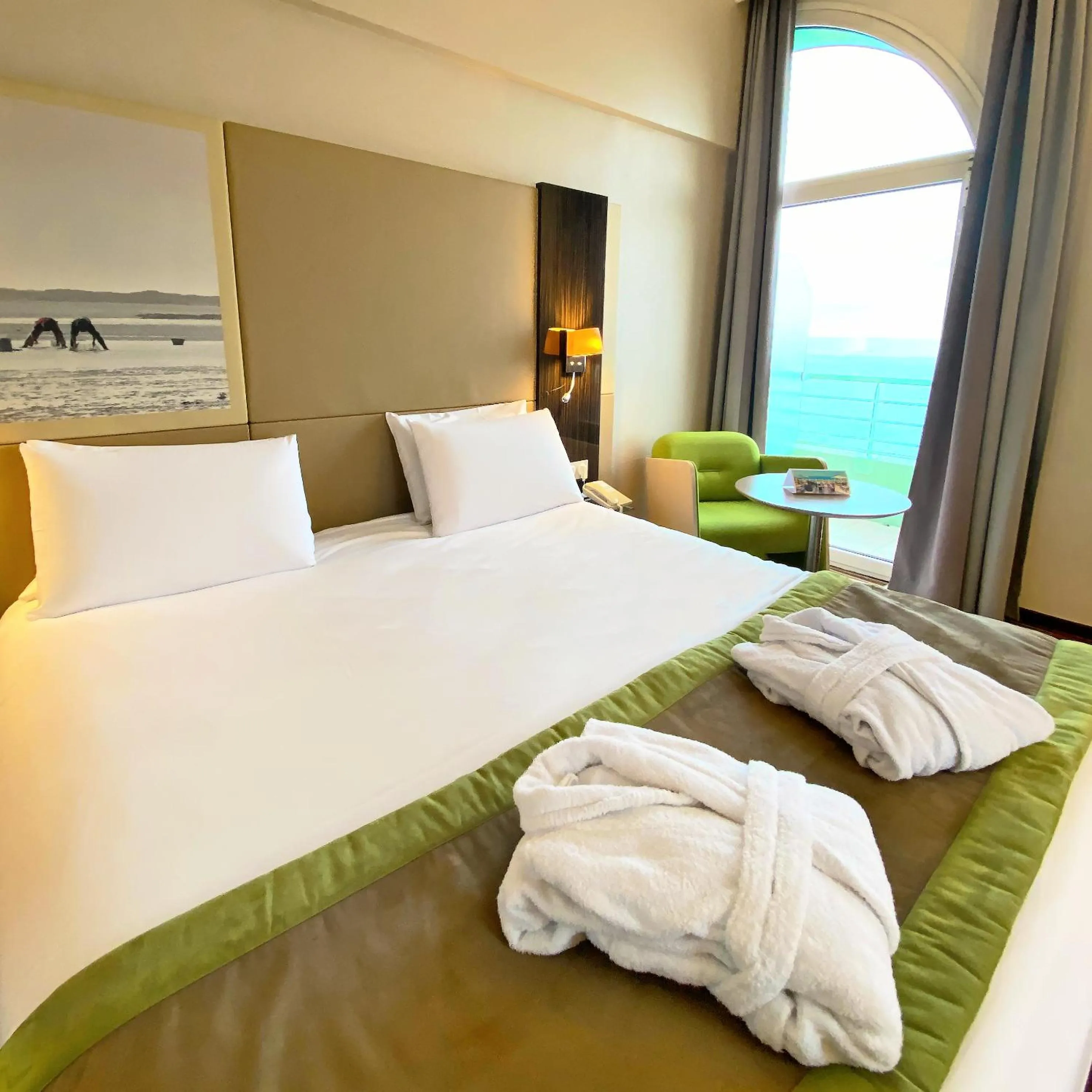 Bedroom, Bed in Mercure Granville Le Grand Large