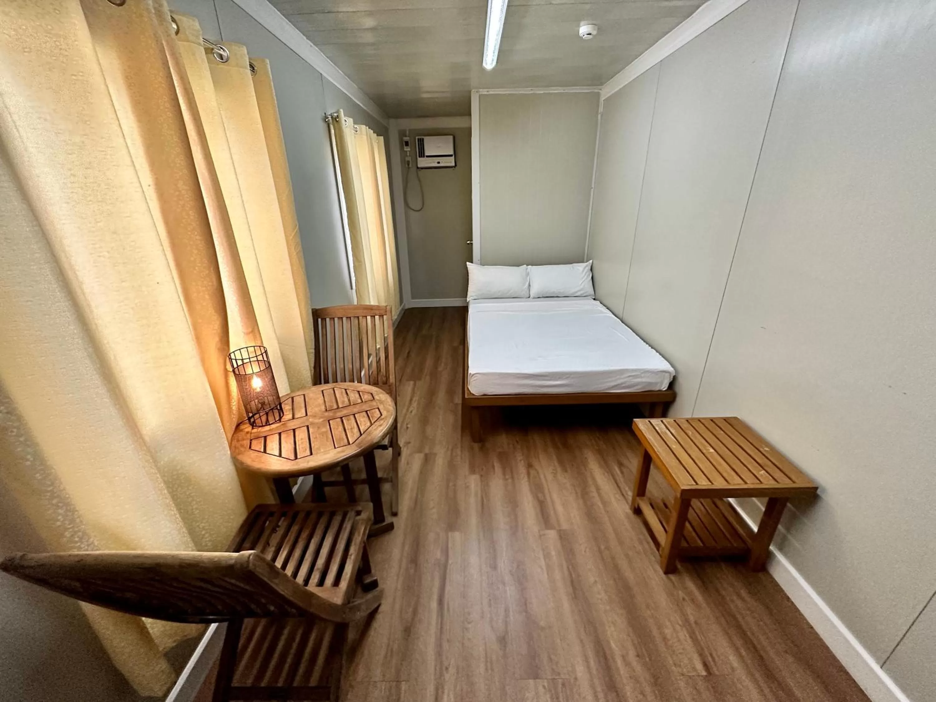 Photo of the whole room, Bed in Harbour Bliss Hotel