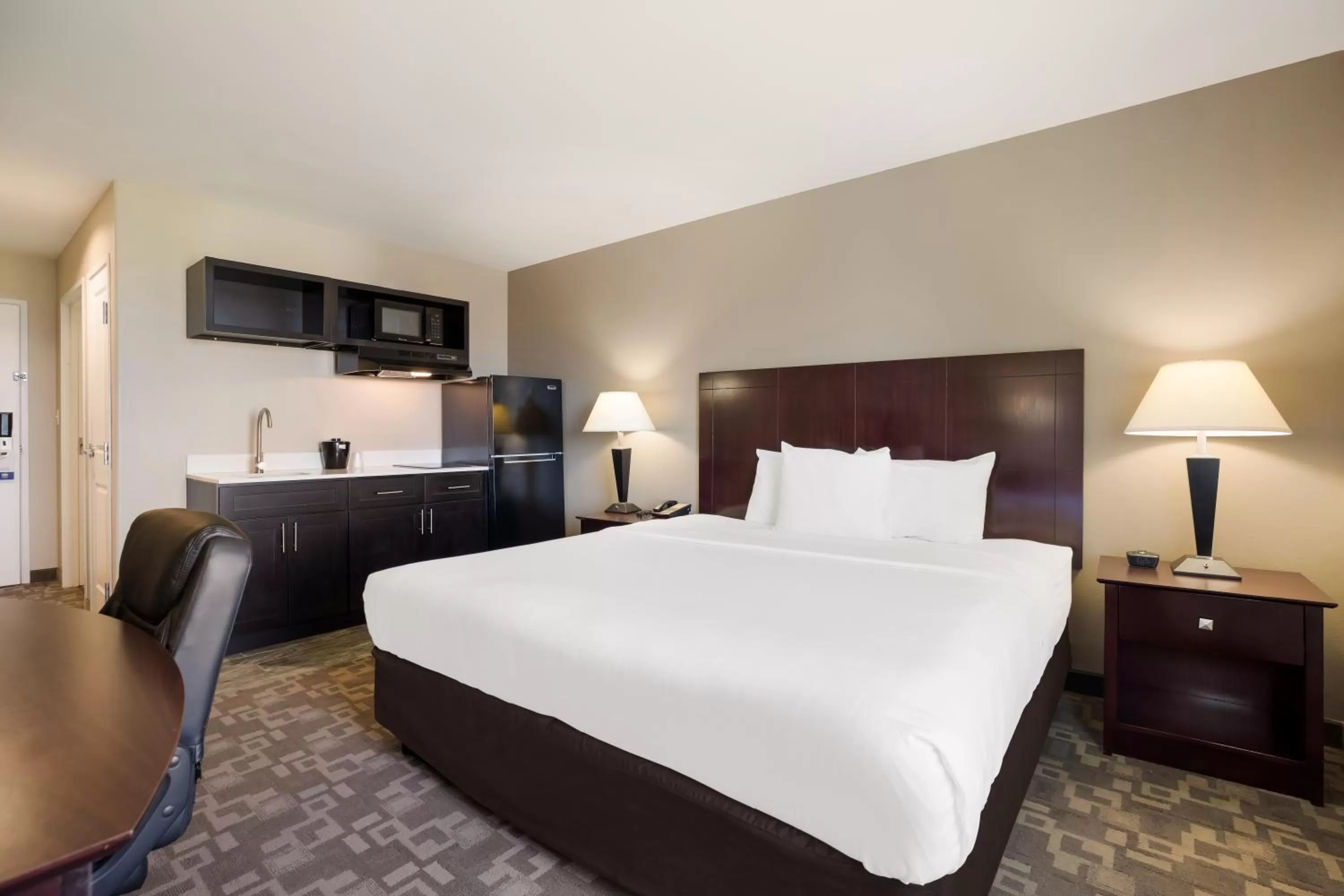 Kitchen or kitchenette, Bed in Suburban Studios Berwick - Morgan City