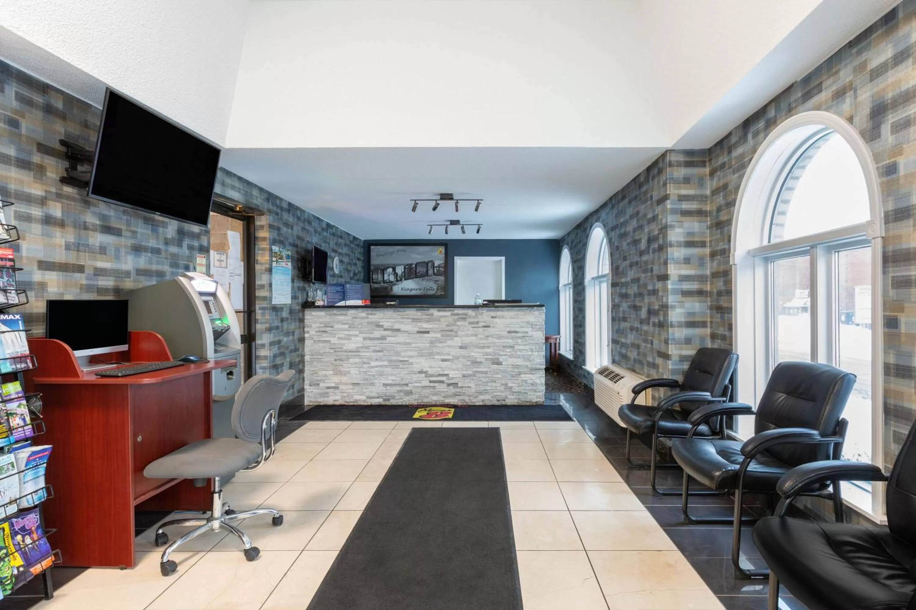 Lobby or reception in Super 8 by Wyndham Niagara Falls by the Falls