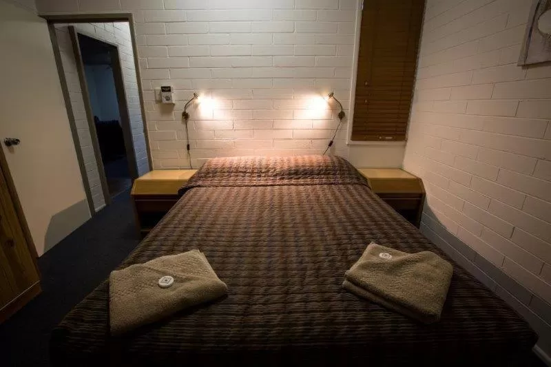 Bed in Emerald Gardens Motel & Apartments