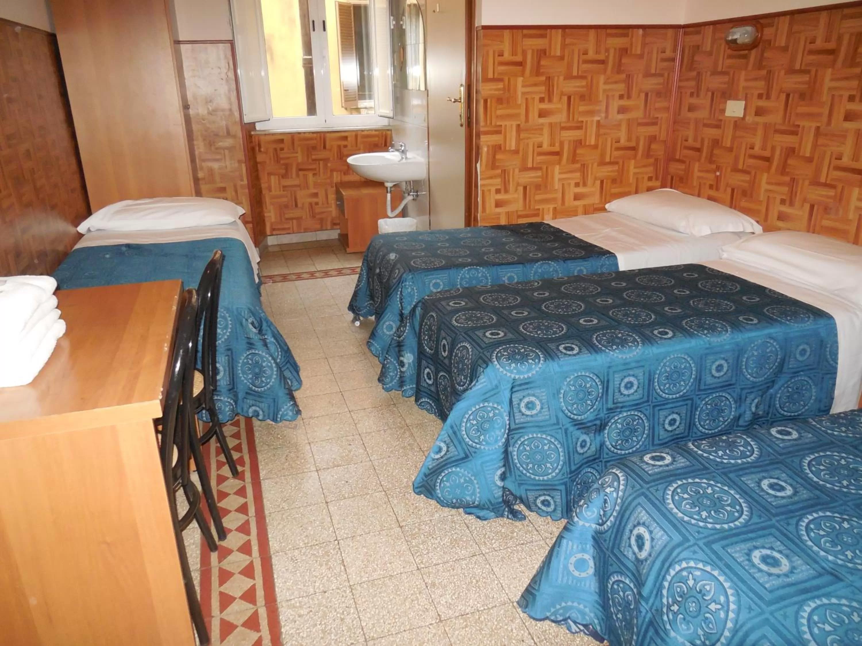 Photo of the whole room, Bed in Cressy