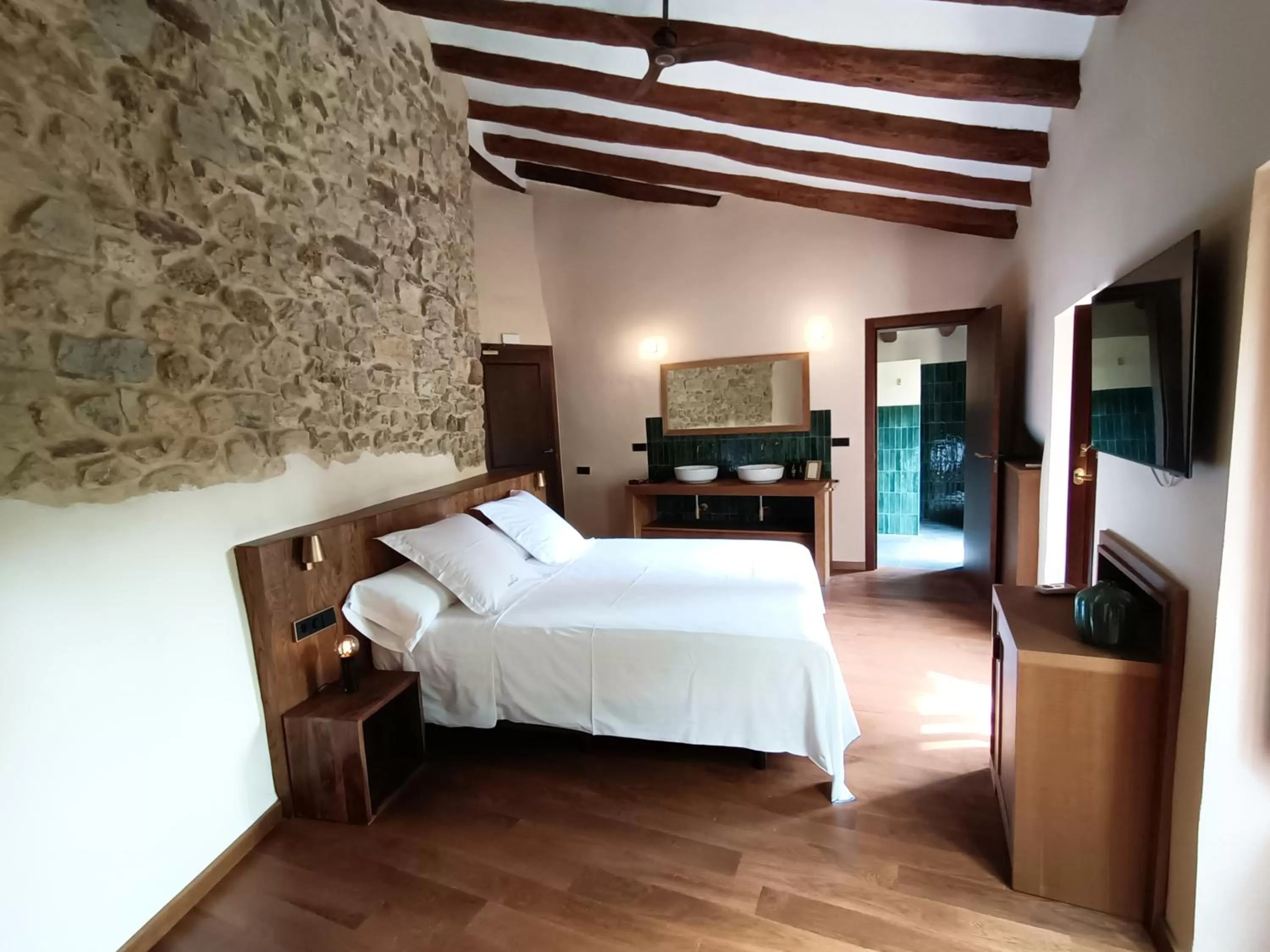 Bed in Hotel Montrubí 1771 - Slow Winery Hotel - Adults only