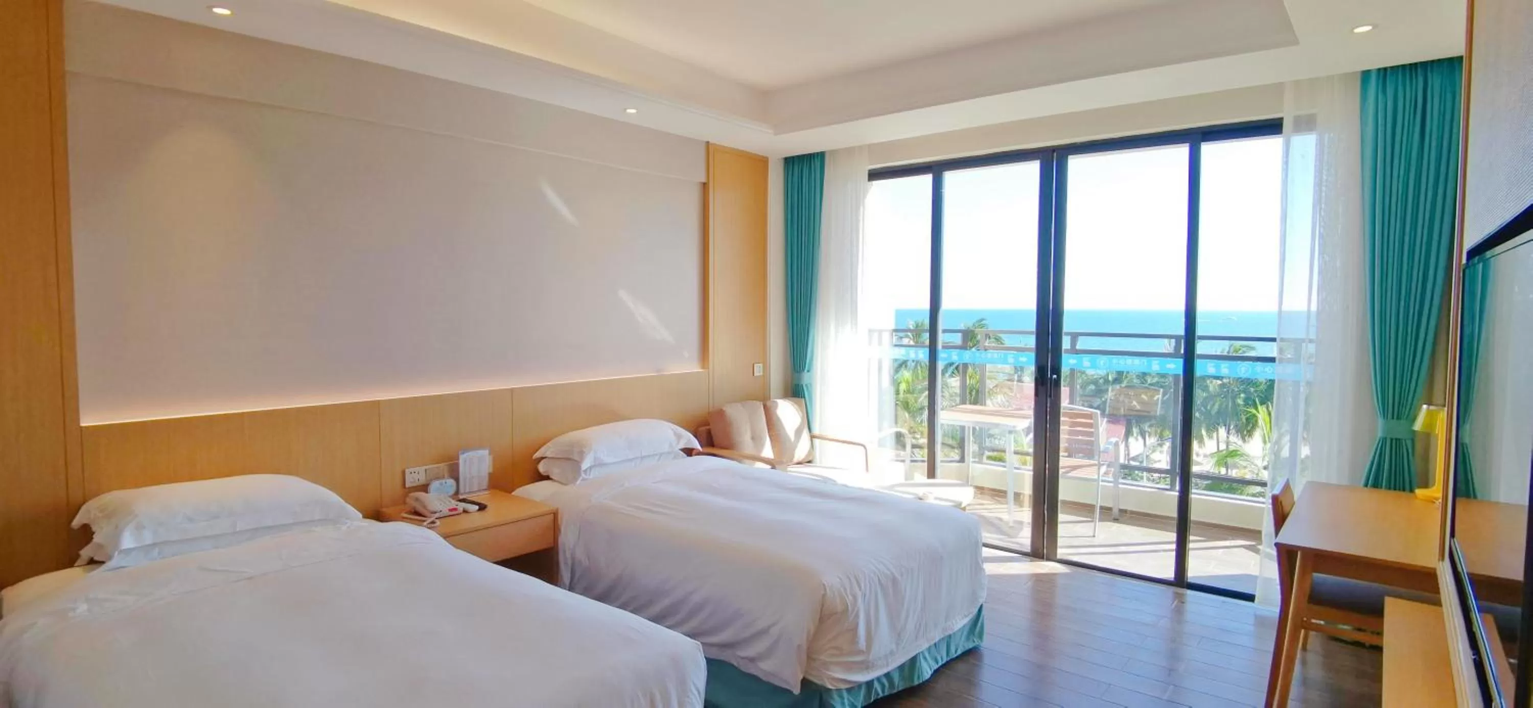 Balcony/Terrace, Bed in Sanya South China Hotel