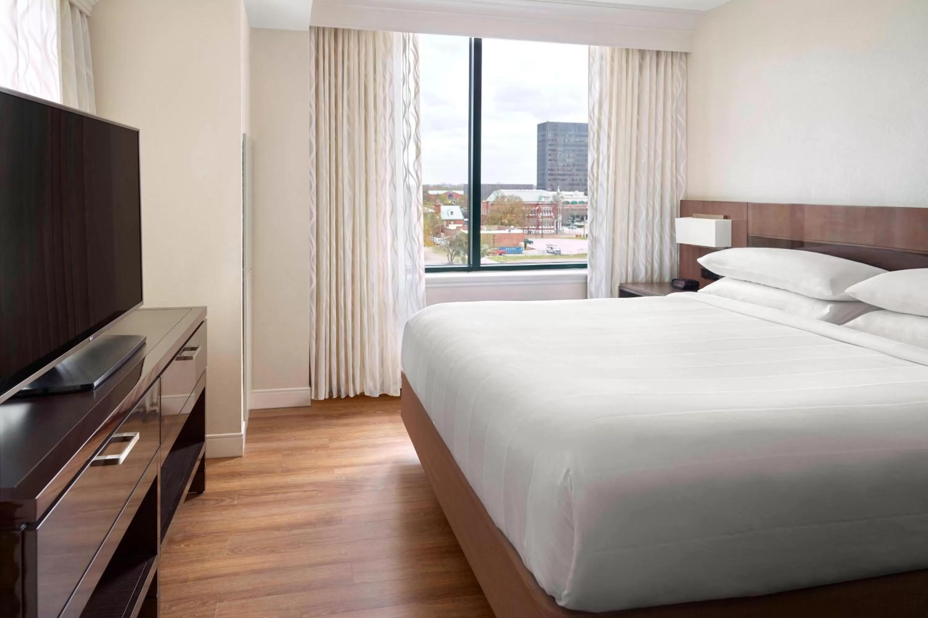 Bedroom, Bed in Augusta Marriott at the Convention Center