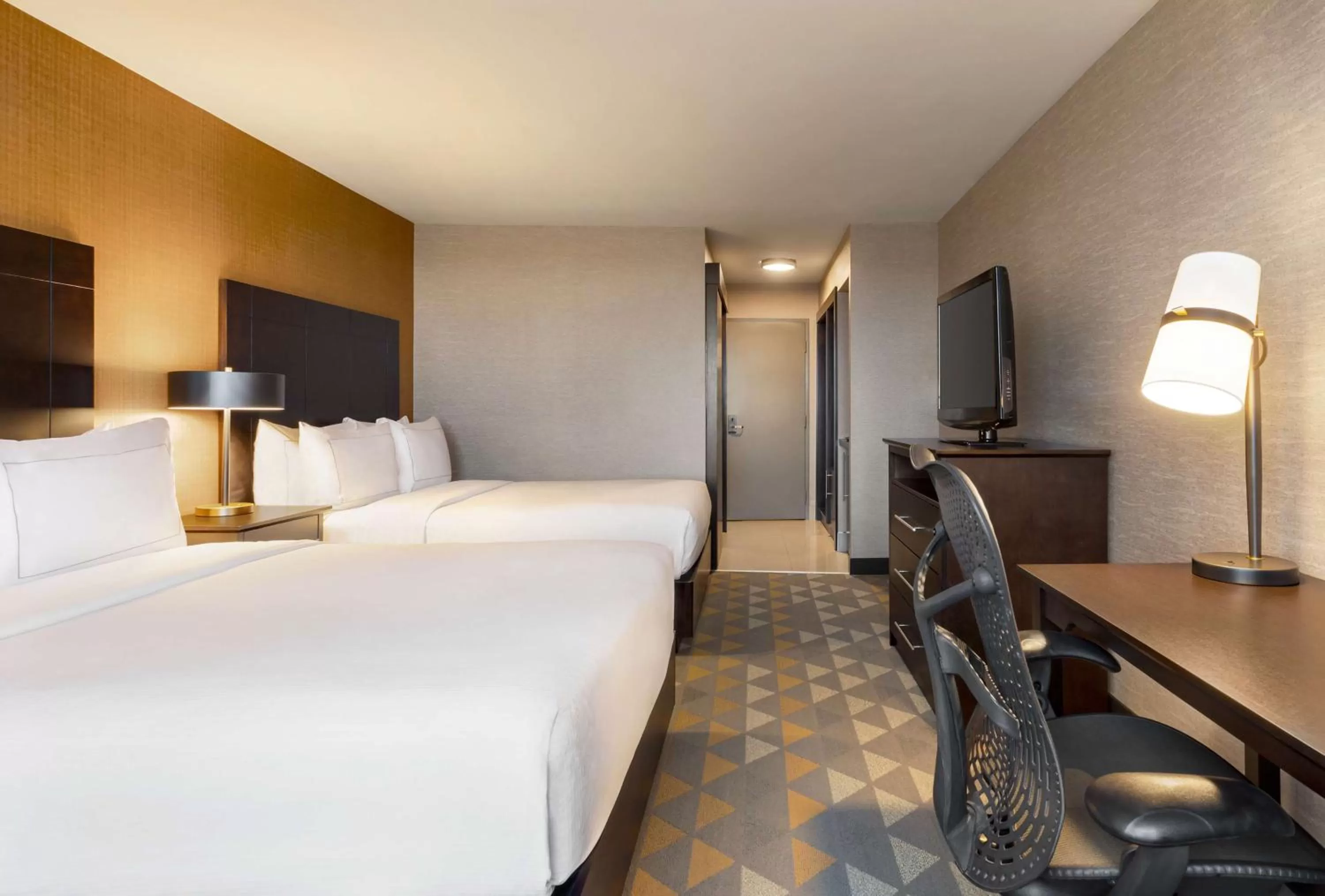 Bedroom, Bed in Doubletree By Hilton Pointe Claire Montreal Airport West