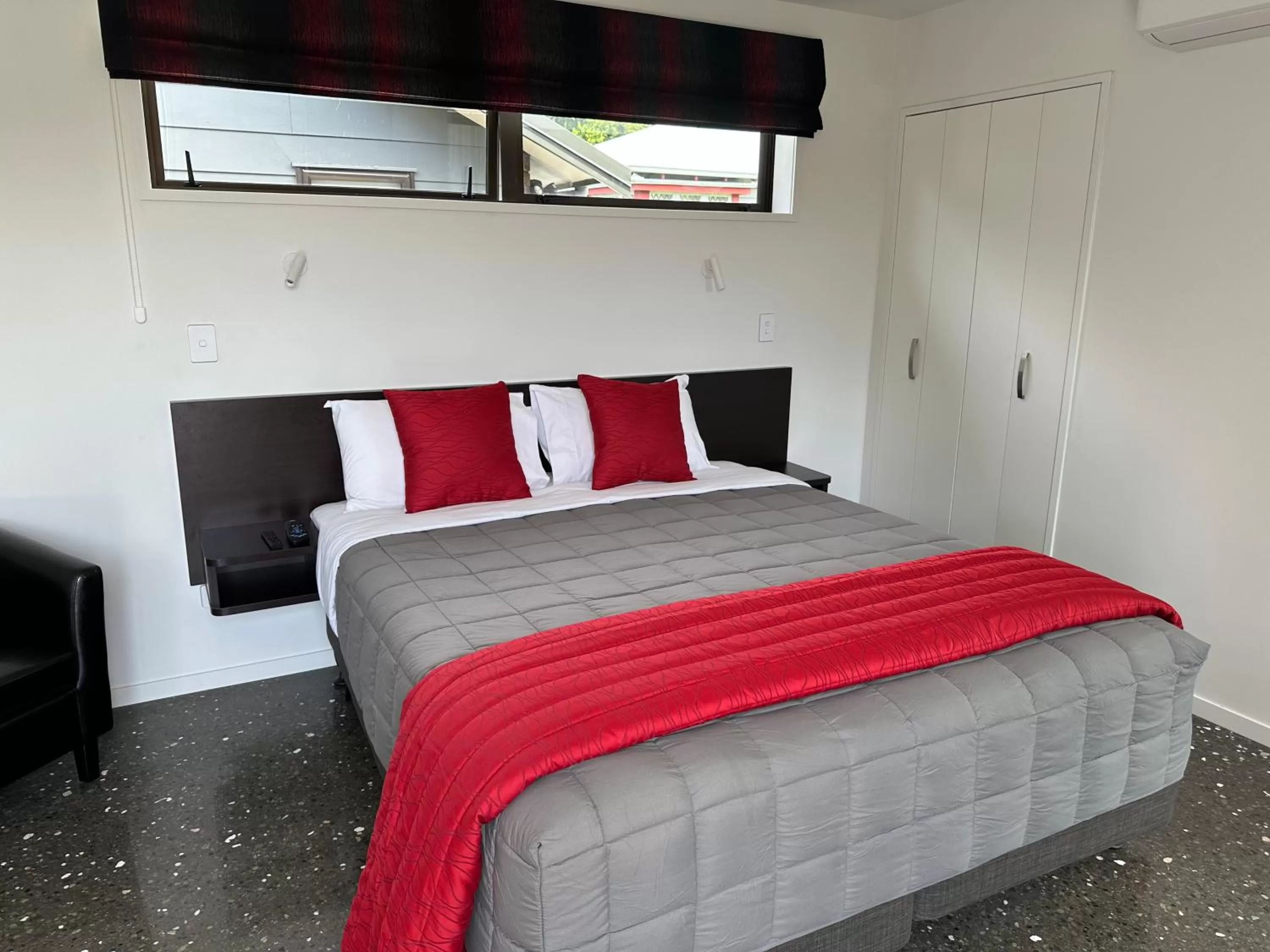 Bed in Middle Park Motel