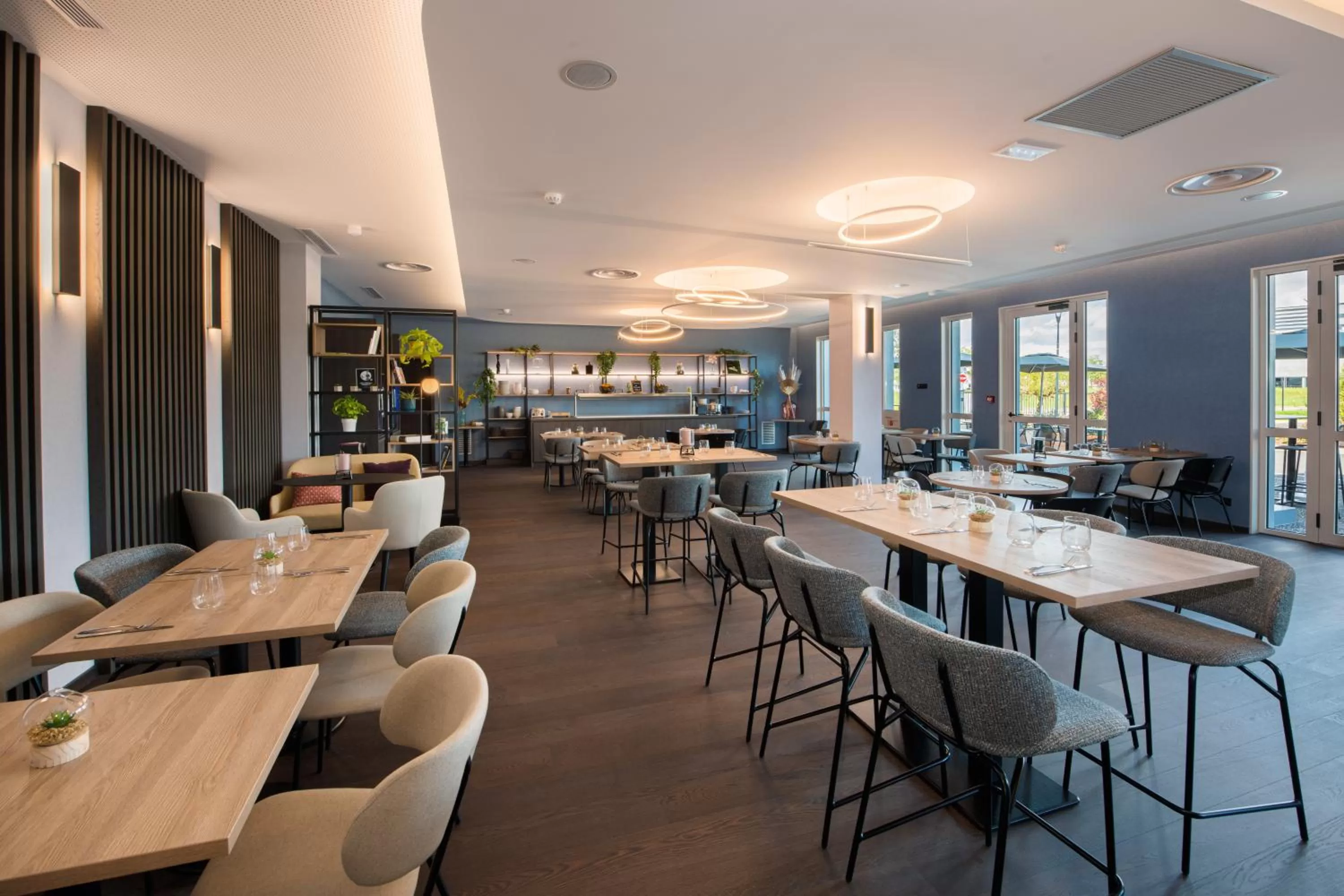 Restaurant/places to eat in Campanile Smart Lyon Est - Eurexpo Bron Aviation