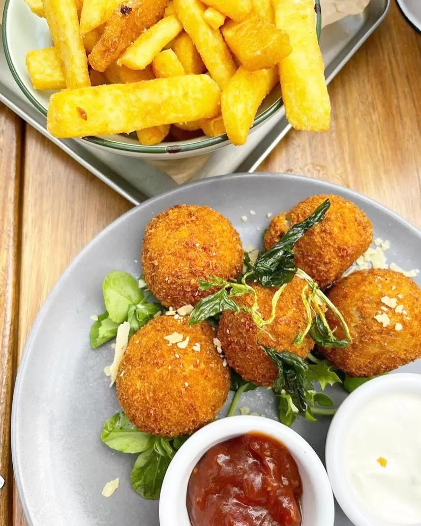 Food and drinks in The Astor Hotel Motel