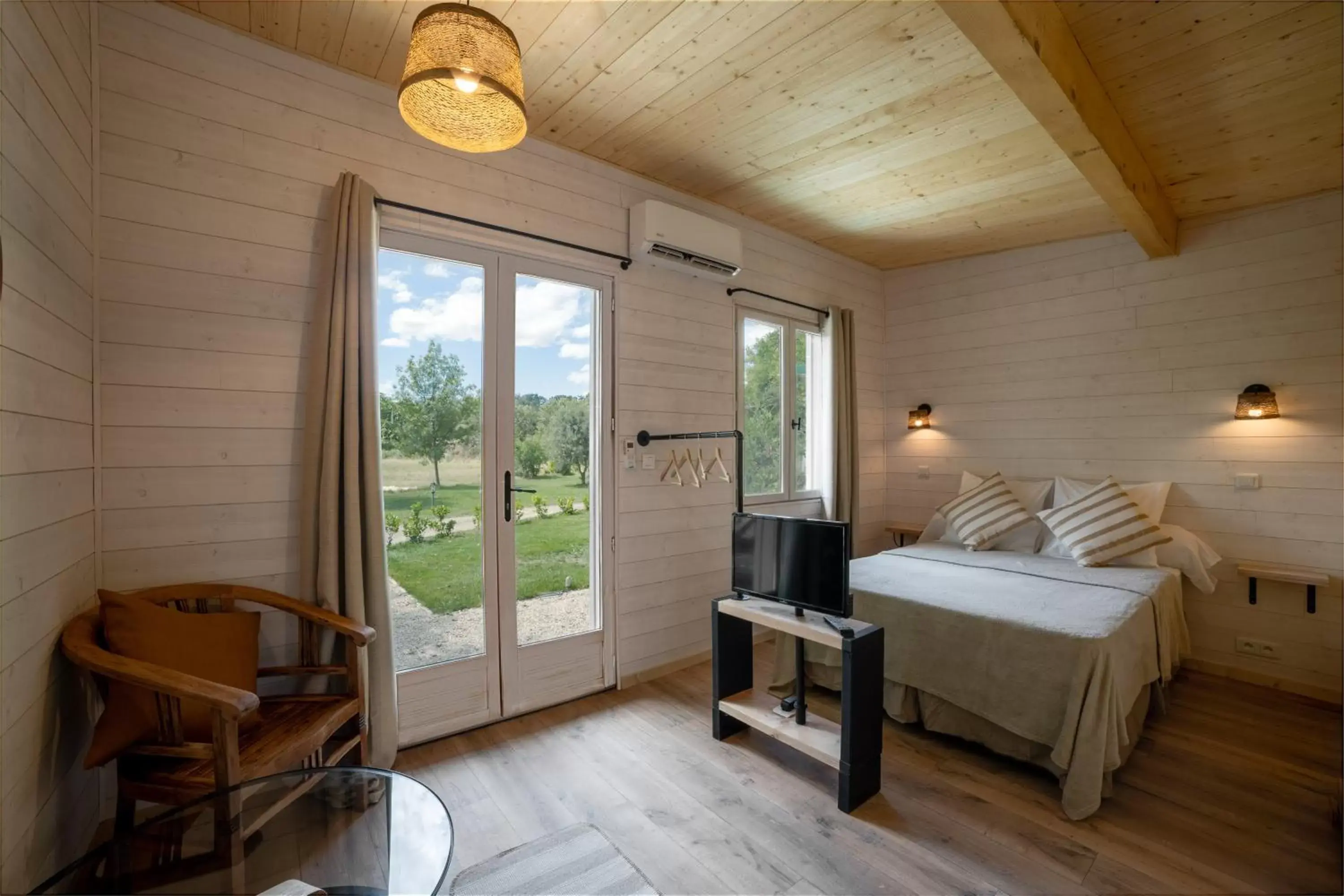 One-Bedroom Chalet - single occupancy in Le Mas des Cerisiers JACUZZI et SAUNA inclus pour tous les logements One-Bedroom Chalet - single occupancy in Le Mas des Cerisiers JACUZZI et SAUNA inclus pour tous les logements