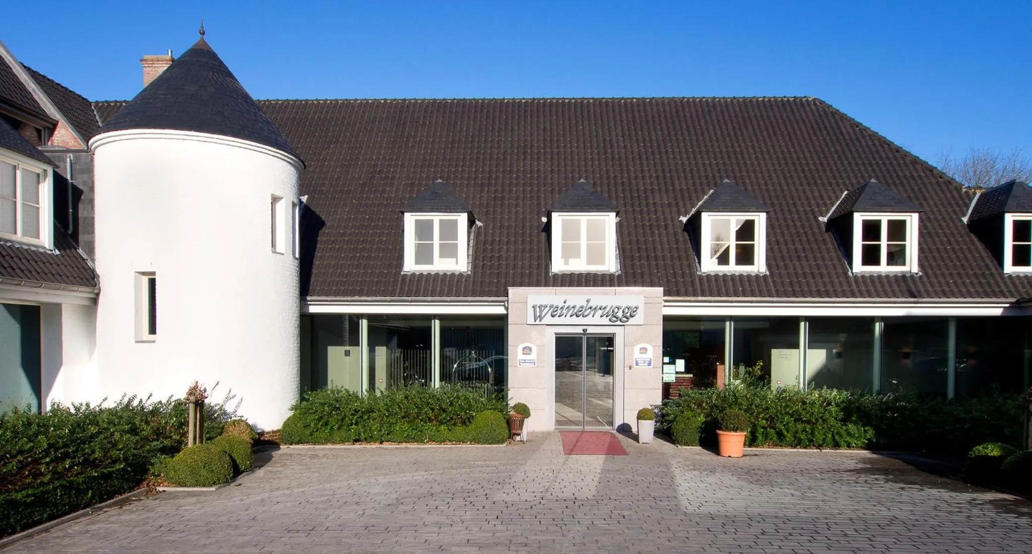 Property building in Hotel Restaurant Weinebrugge